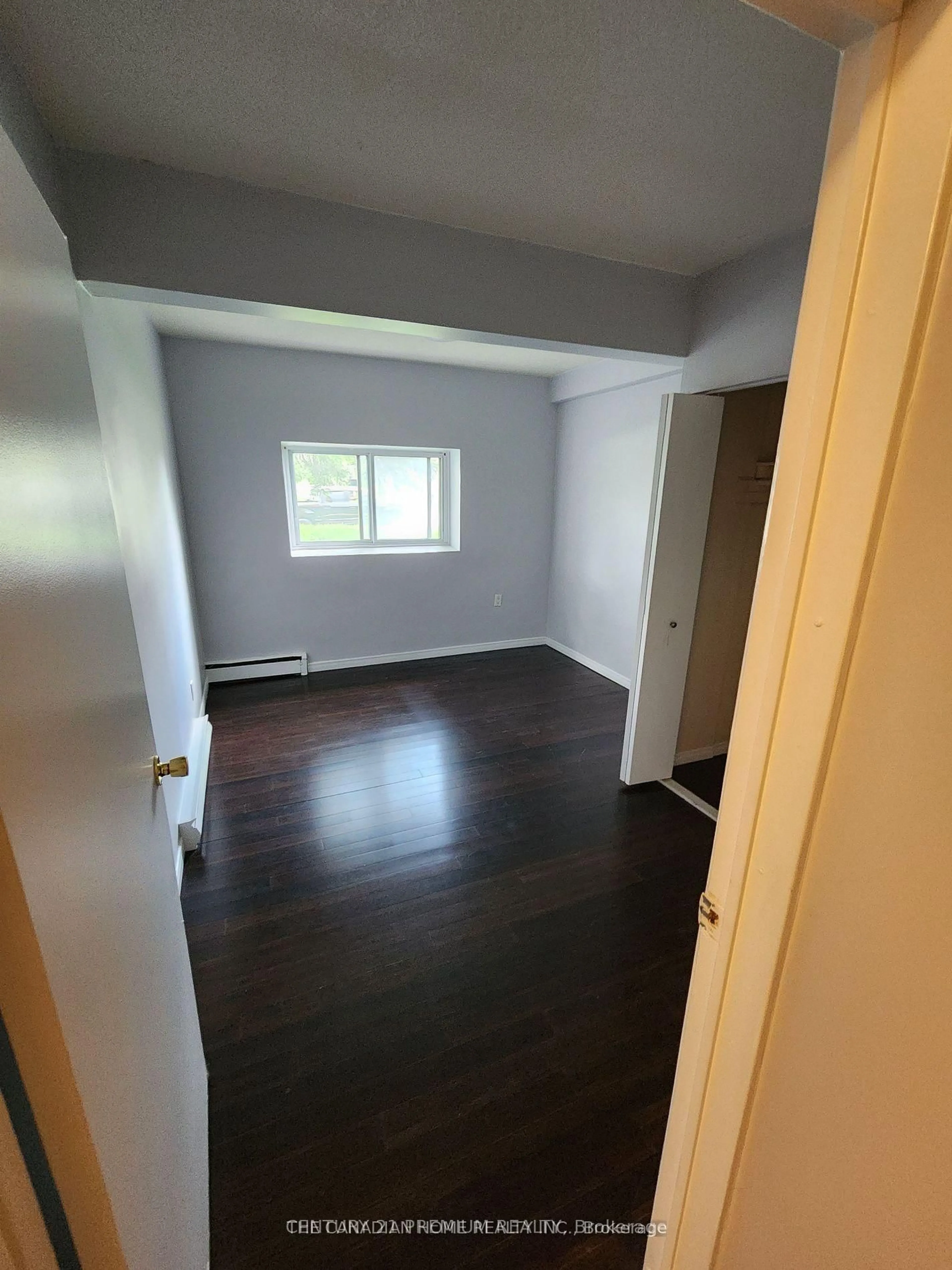 A pic of a room for 283 Fairway Rd, Kitchener Ontario N2A 2P1