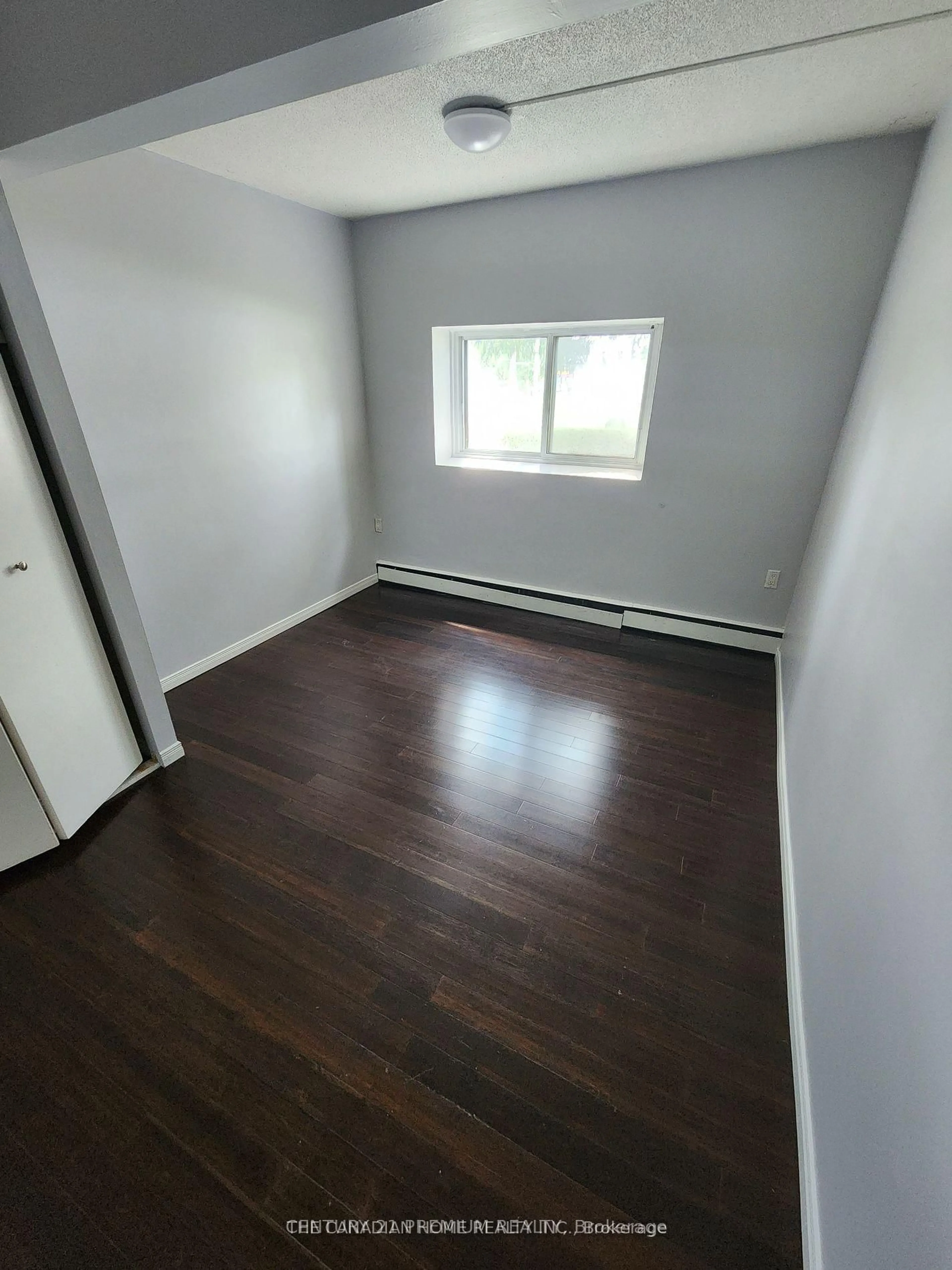 A pic of a room for 283 Fairway Rd, Kitchener Ontario N2A 2P1