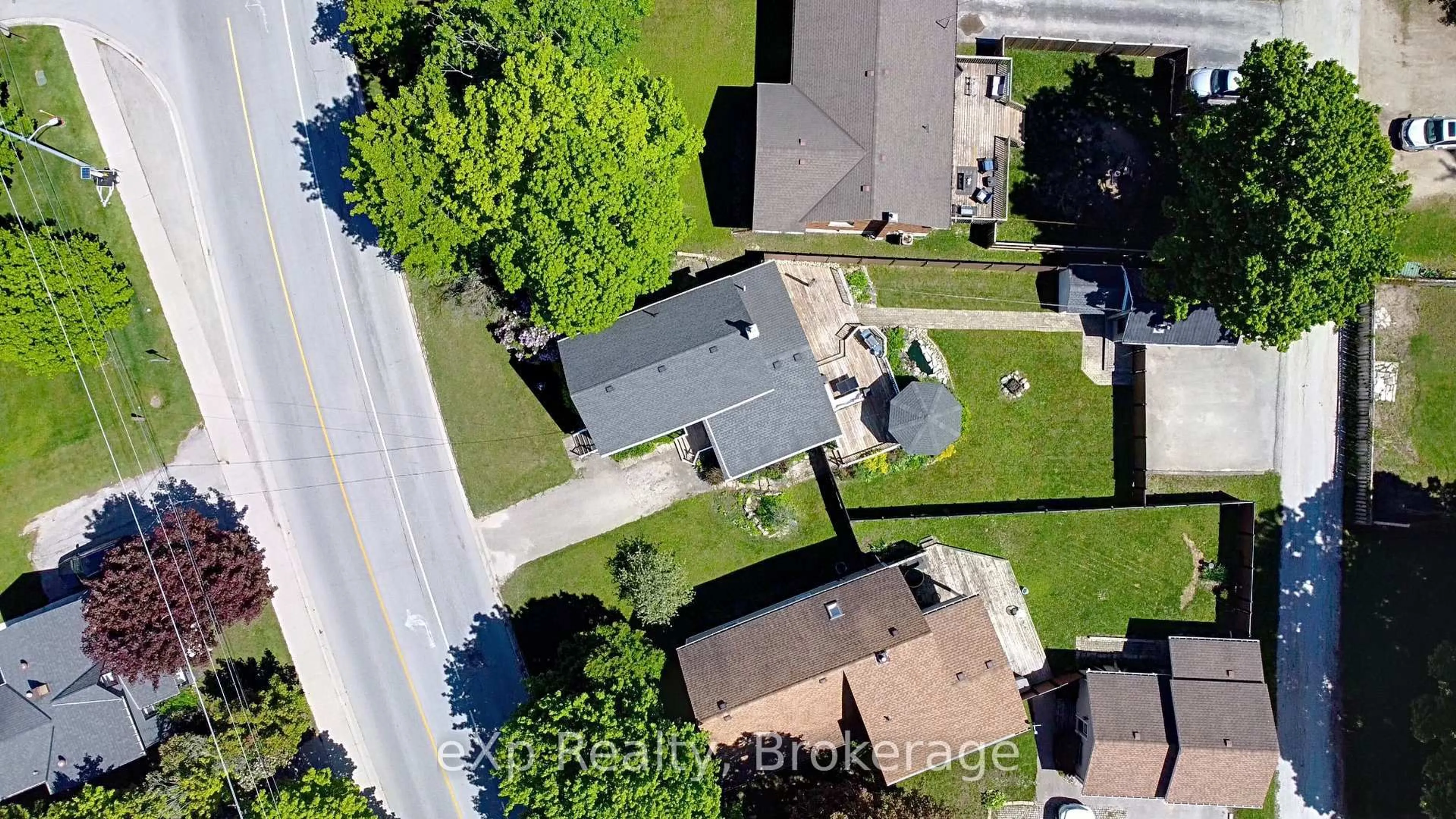 A pic from outside/outdoor area/front of a property/back of a property/a pic from drone, street for 612 Yonge Street South St, Brockton Ontario N0G 2V0