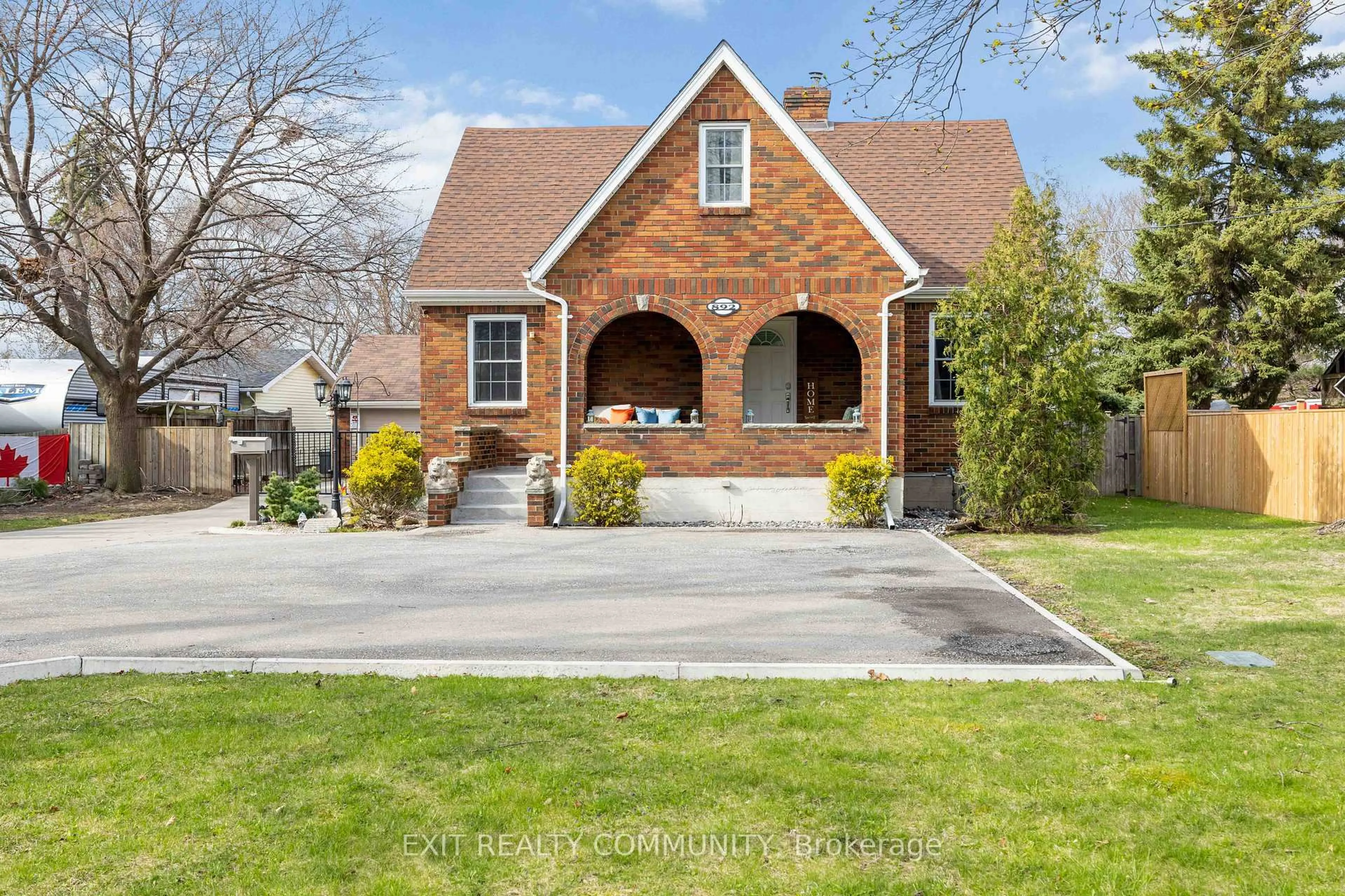 Home with brick exterior material, street for 892 London Rd, Sarnia Ontario N7T 4Y2