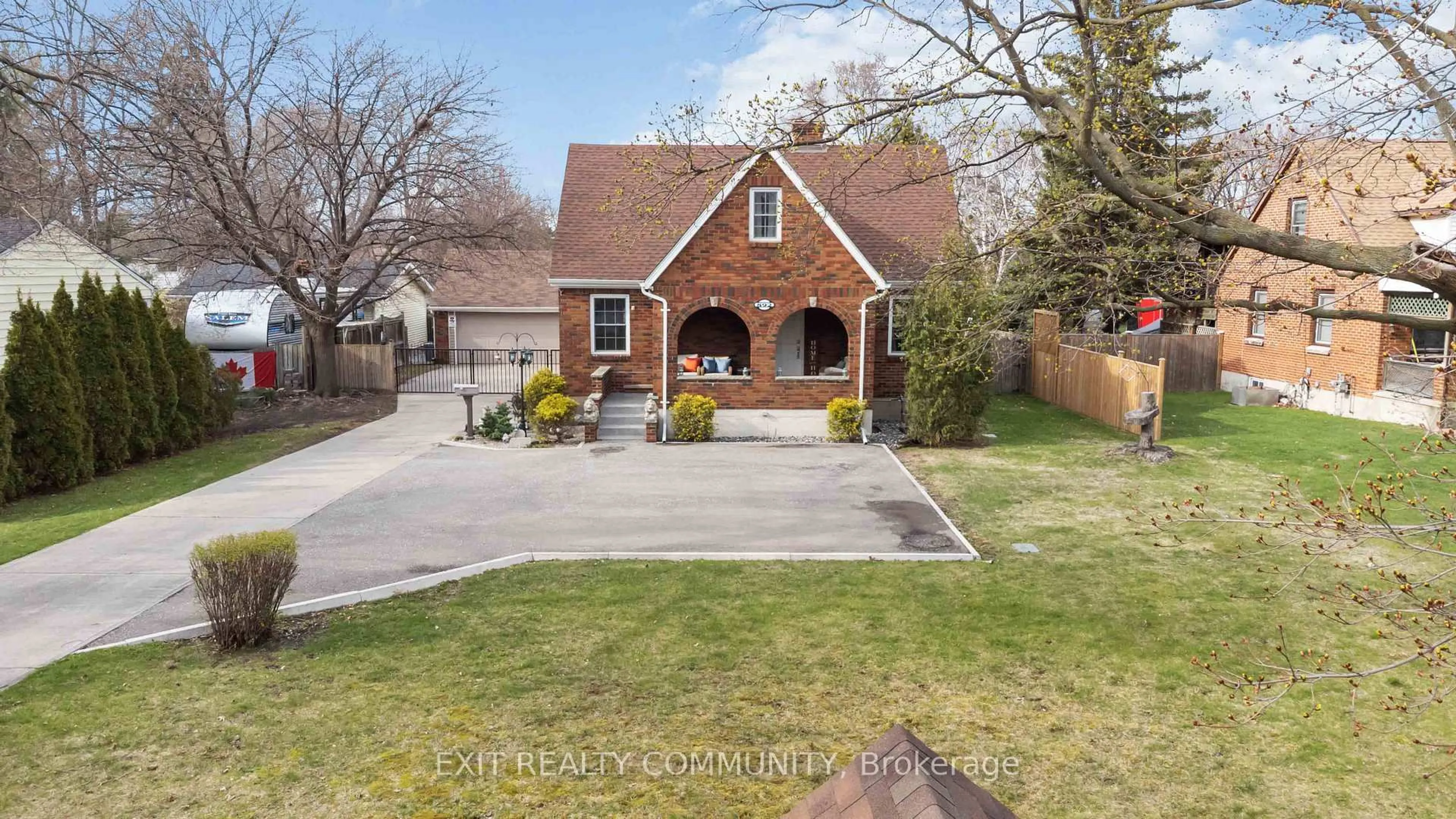 A pic from outside/outdoor area/front of a property/back of a property/a pic from drone, street for 892 London Rd, Sarnia Ontario N7T 4Y2