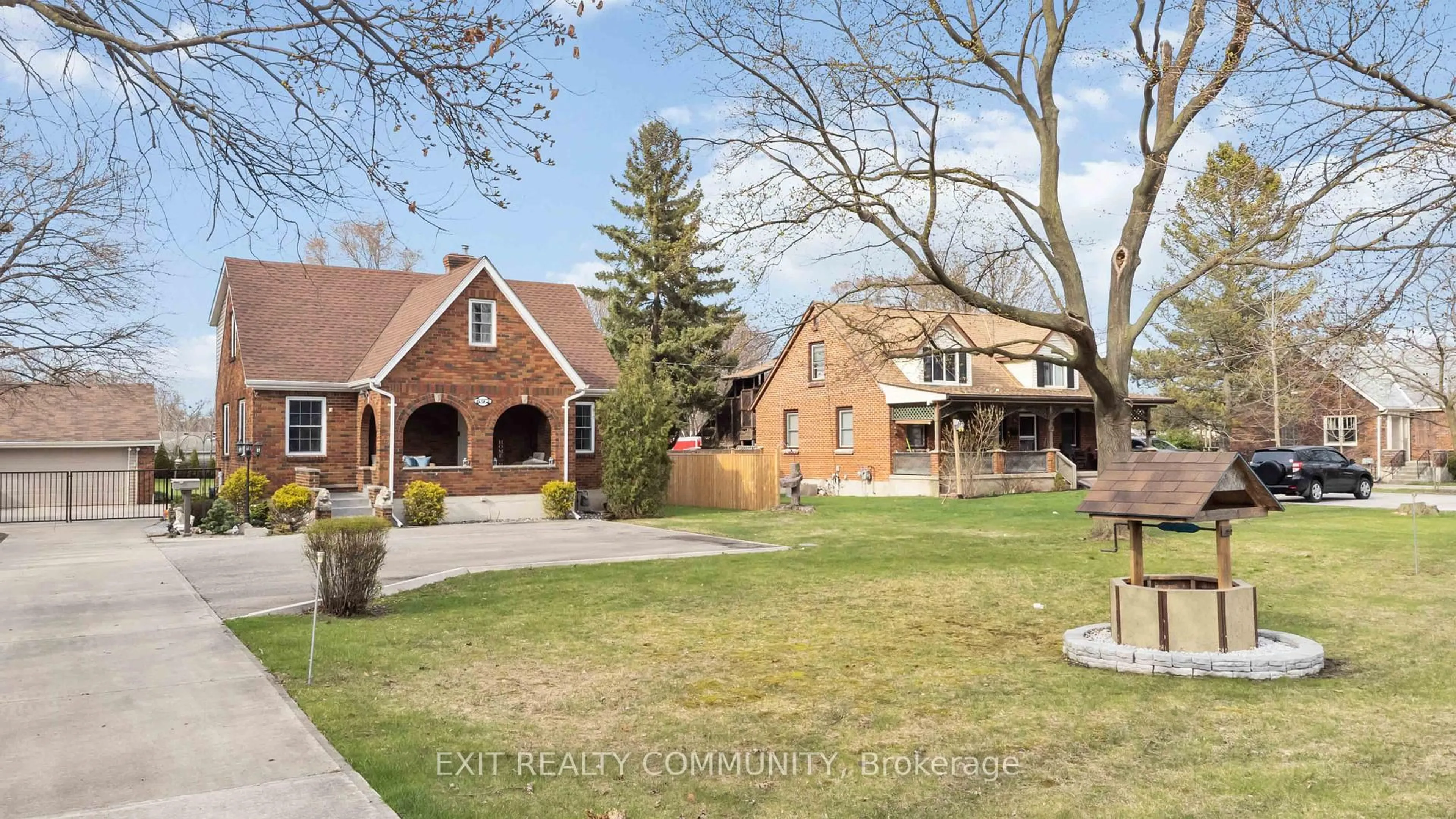 Patio, street for 892 London Rd, Sarnia Ontario N7T 4Y2