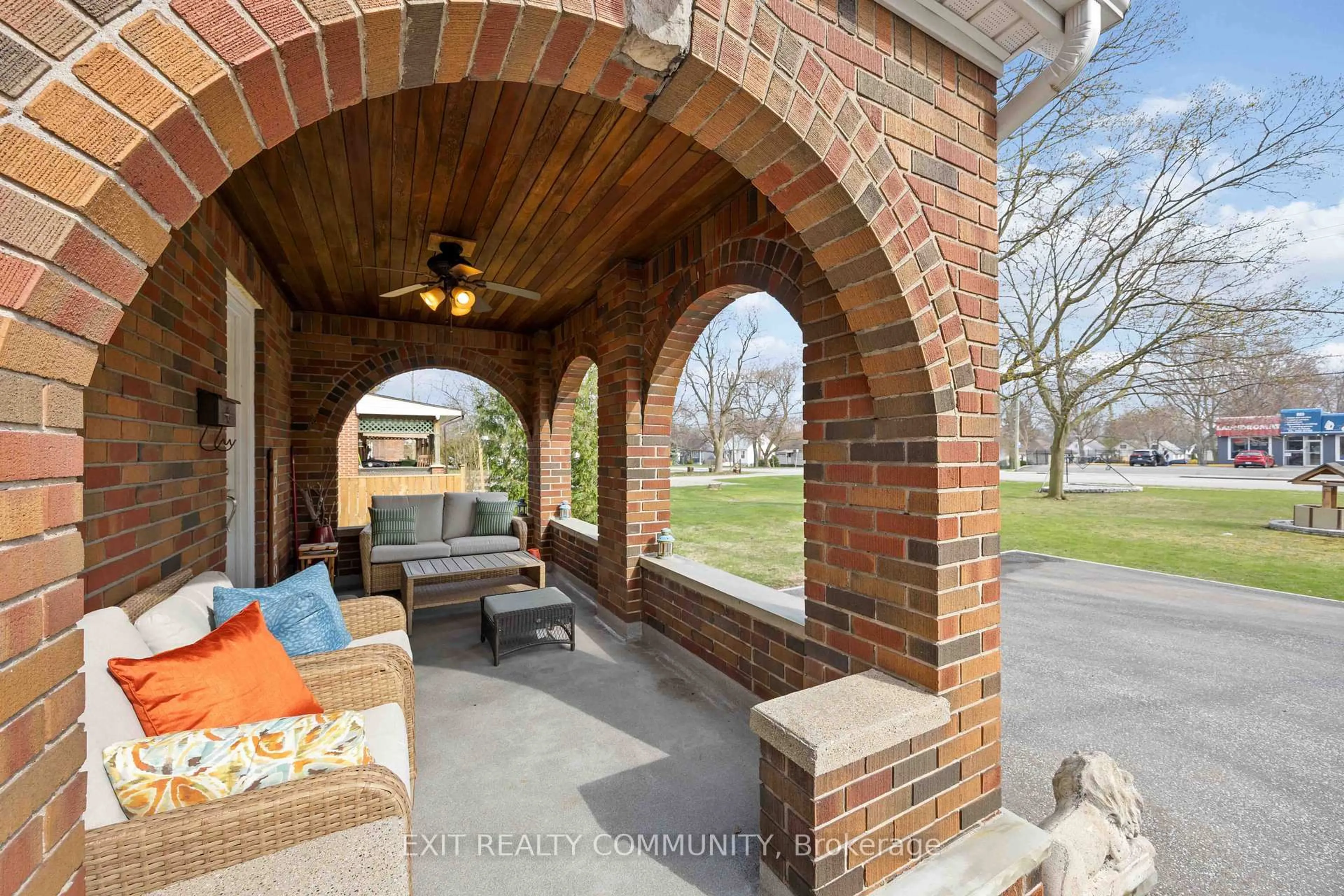 Patio, street for 892 London Rd, Sarnia Ontario N7T 4Y2