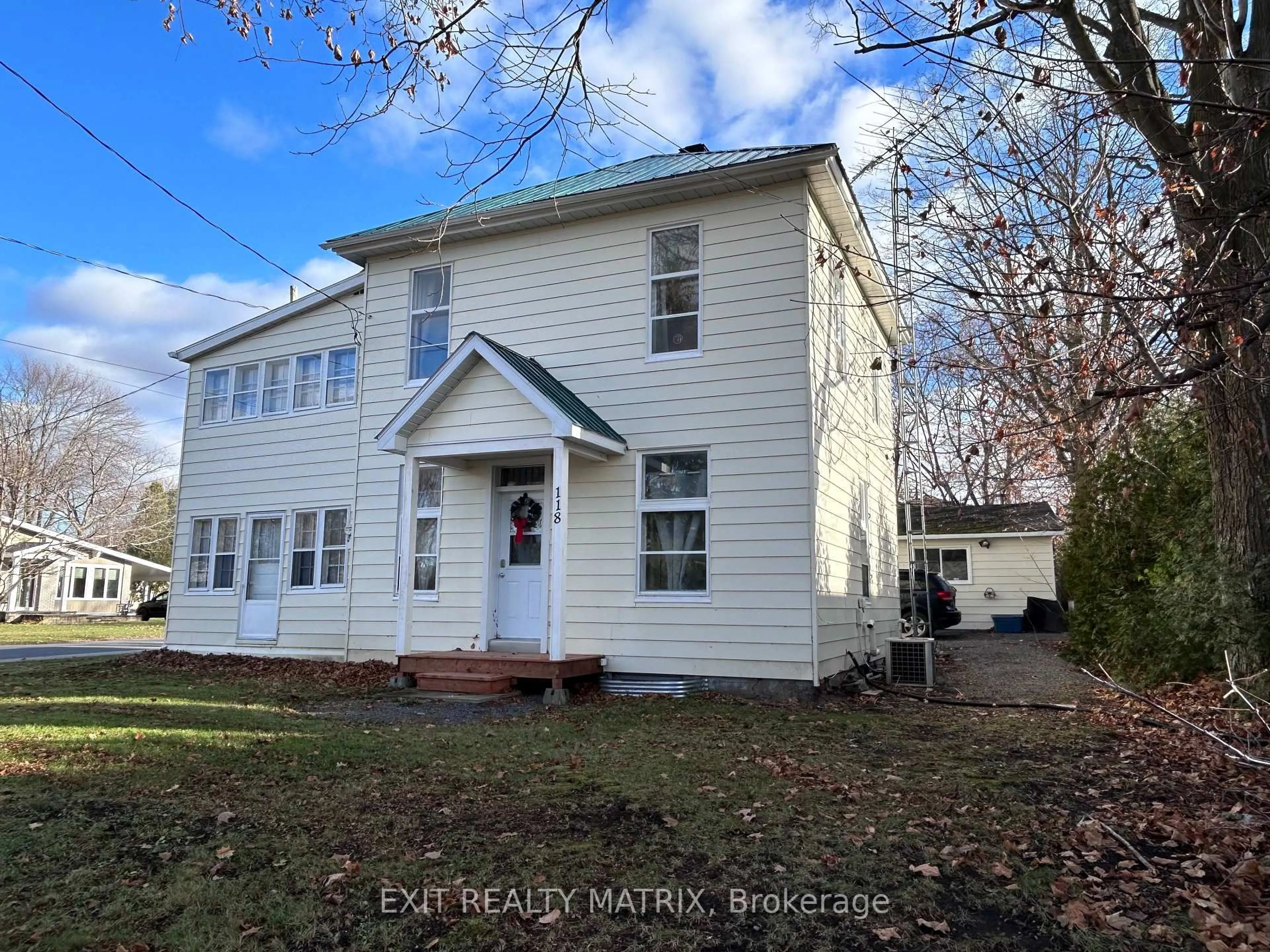 A pic from outside/outdoor area/front of a property/back of a property/a pic from drone, building for 118 Centre St St, North Glengarry Ontario K0C 1A0