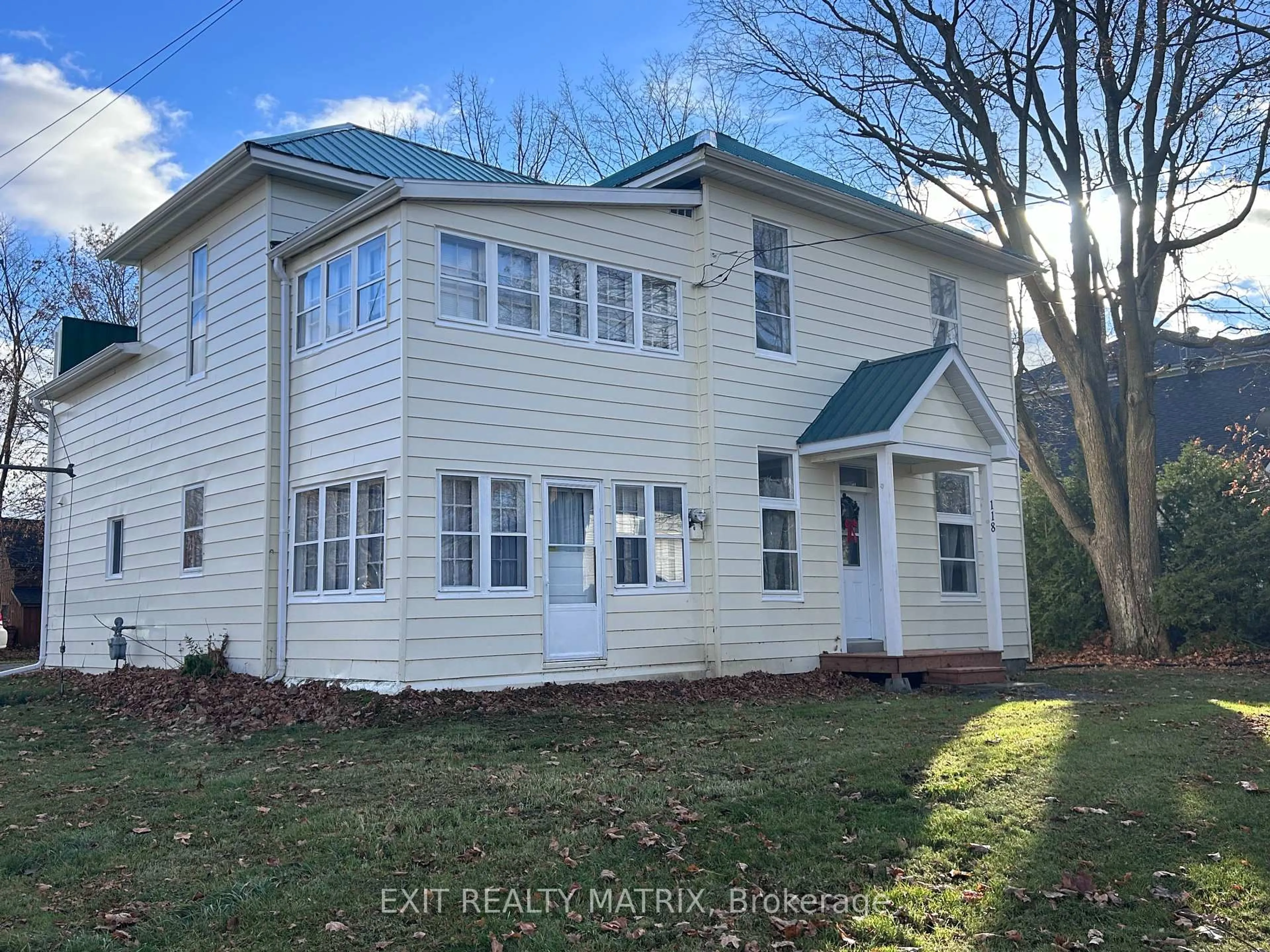 Home with vinyl exterior material, building for 118 Centre St St, North Glengarry Ontario K0C 1A0