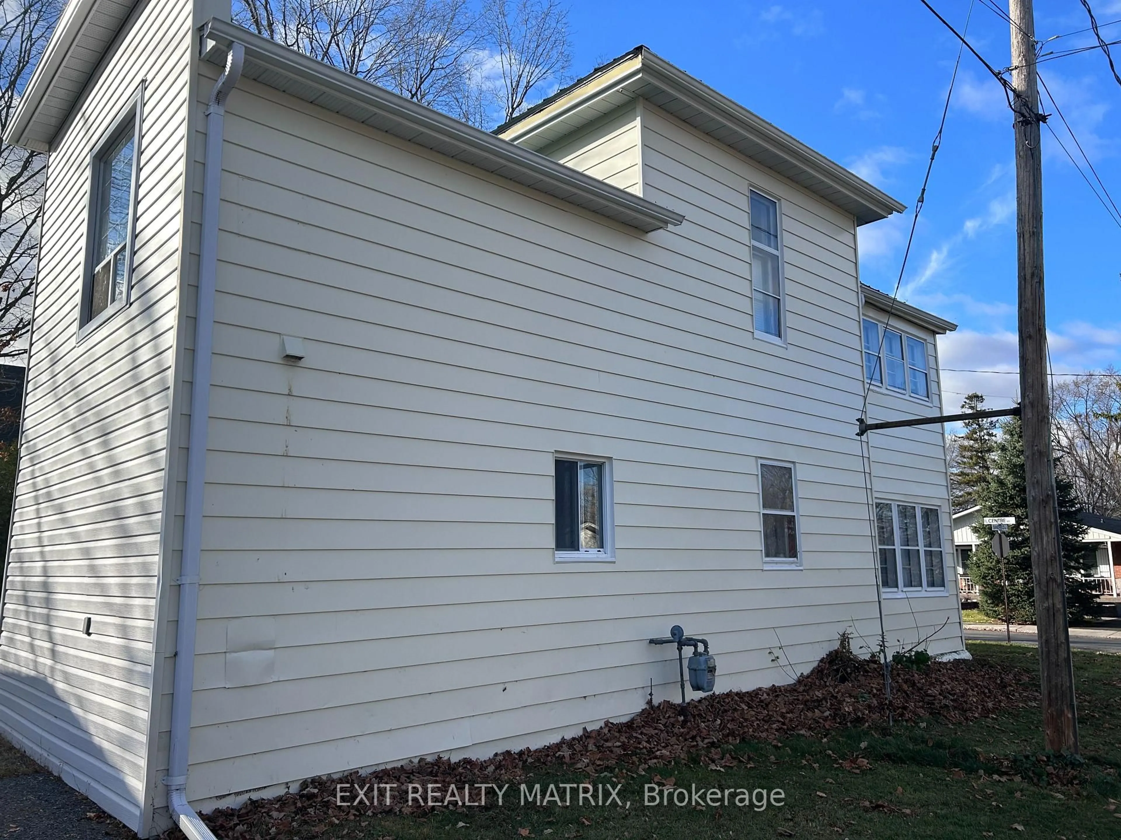 Home with vinyl exterior material, building for 118 Centre St St, North Glengarry Ontario K0C 1A0