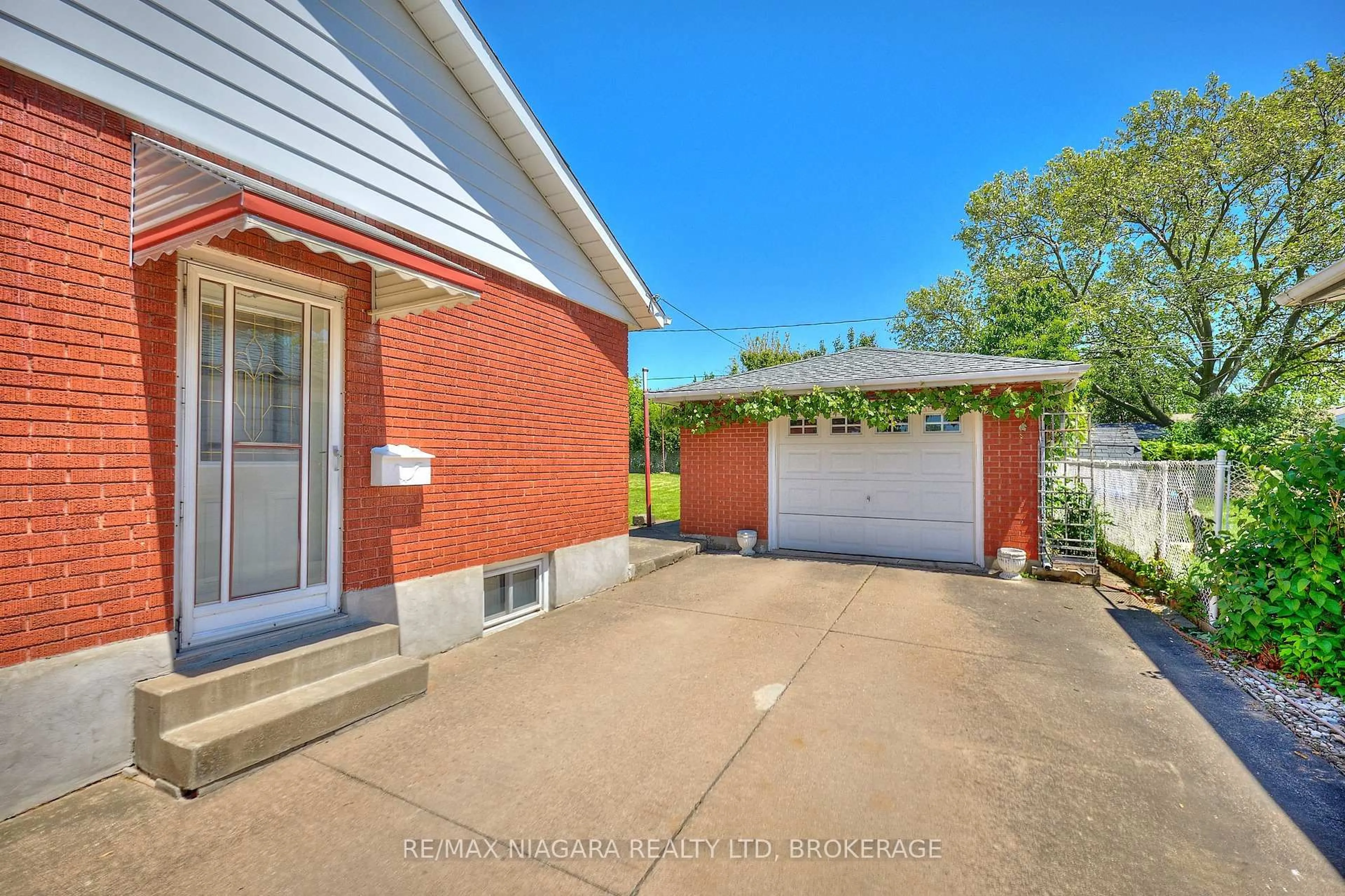 A pic from outside/outdoor area/front of a property/back of a property/a pic from drone, street for 6 Munro St, Thorold Ontario L2V 2V8
