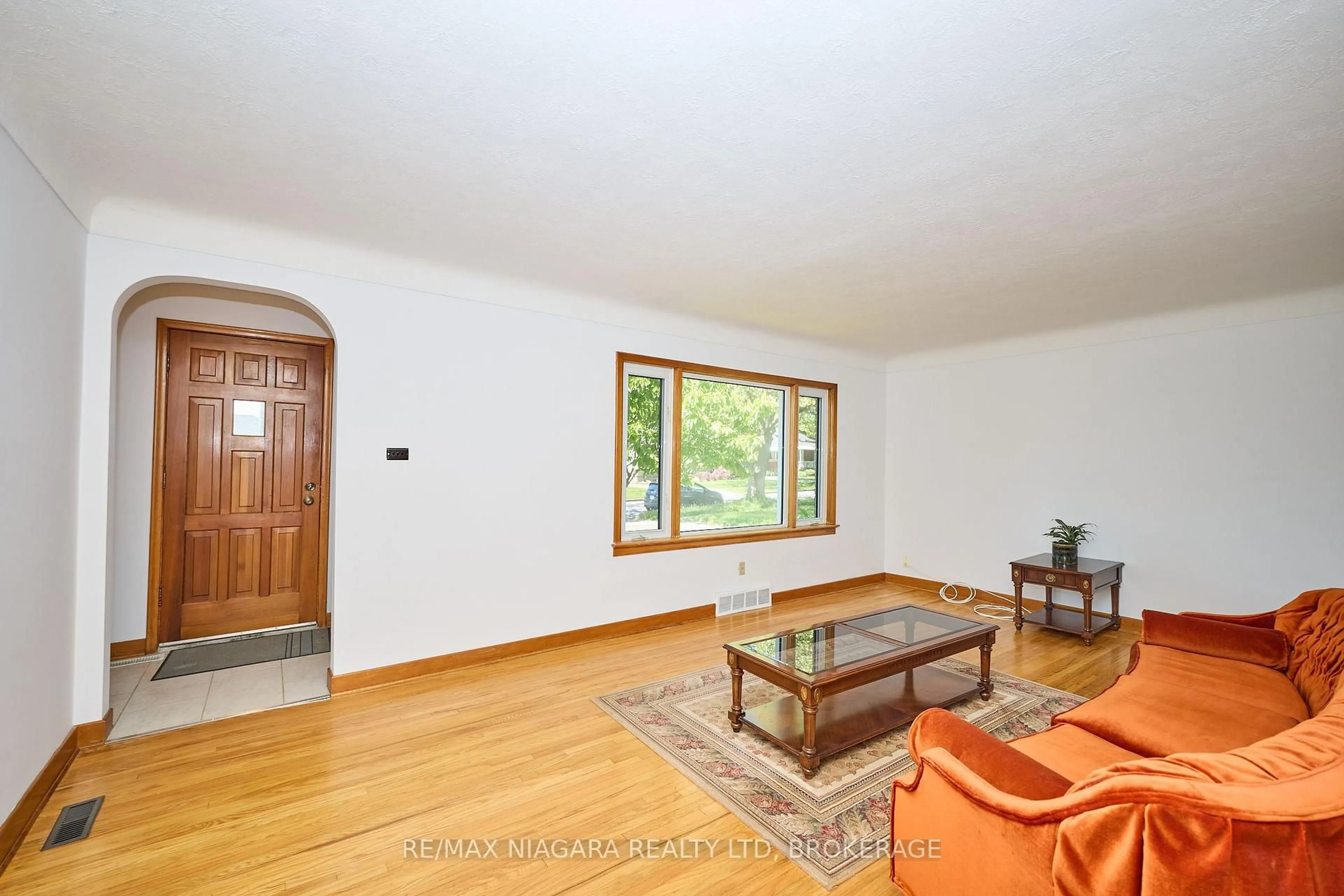 Living room with furniture, wood/laminate floor for 6 Munro St, Thorold Ontario L2V 2V8