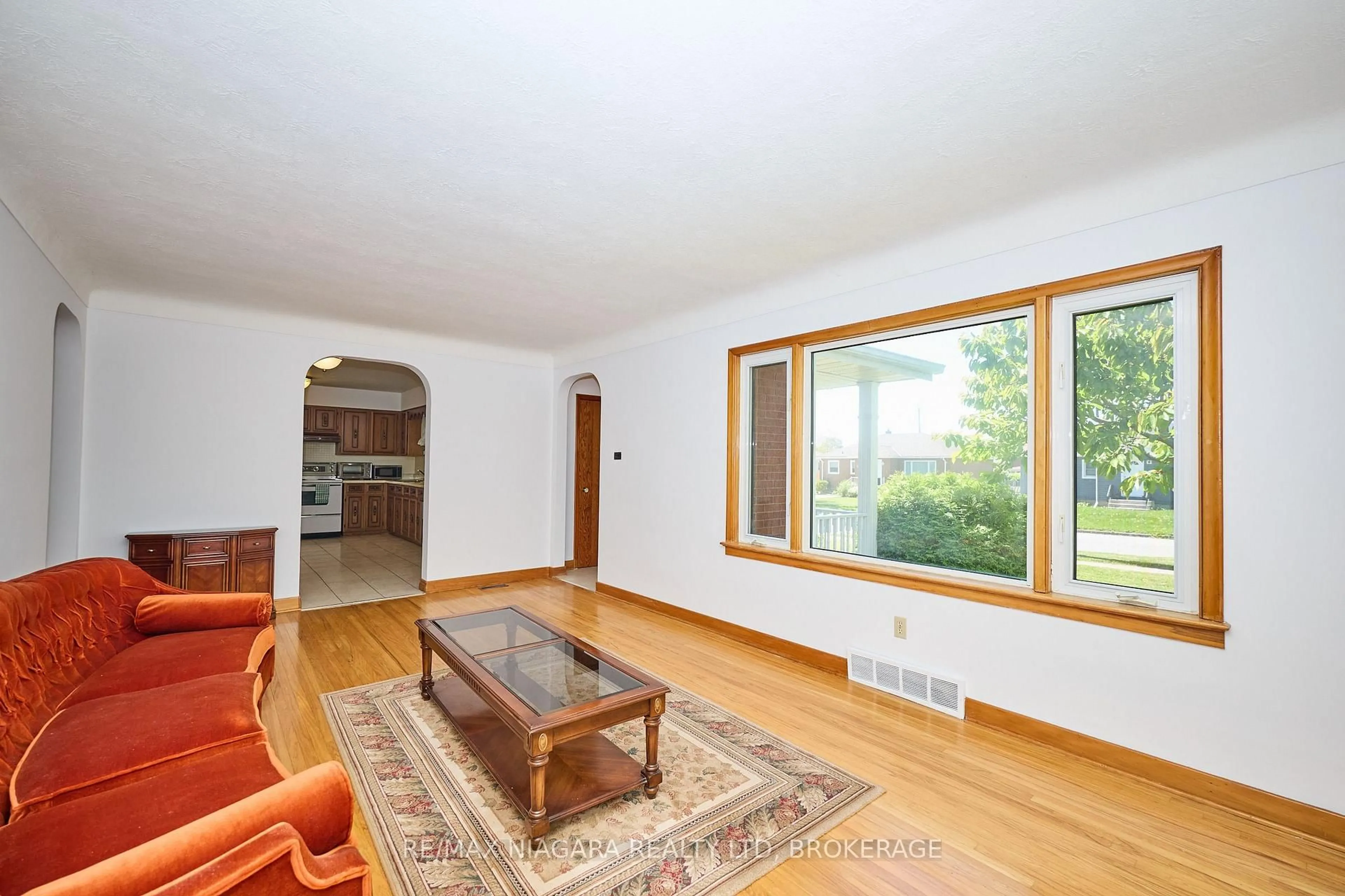 Living room with furniture, wood/laminate floor for 6 Munro St, Thorold Ontario L2V 2V8