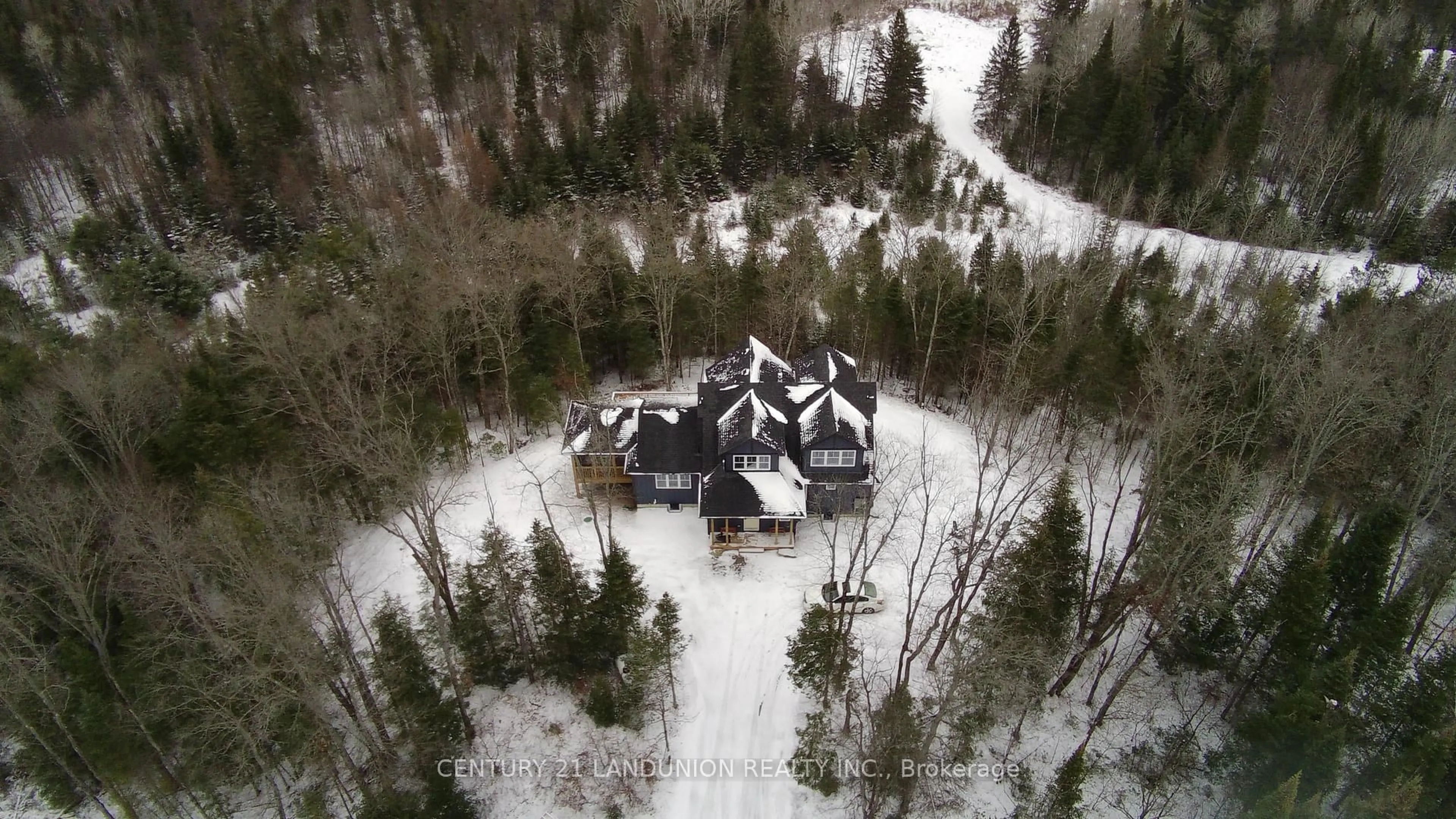 A pic from outside/outdoor area/front of a property/back of a property/a pic from drone, unknown for 1014 Ridgeline Dr #21, Lake of Bays Ontario P1H 0K1
