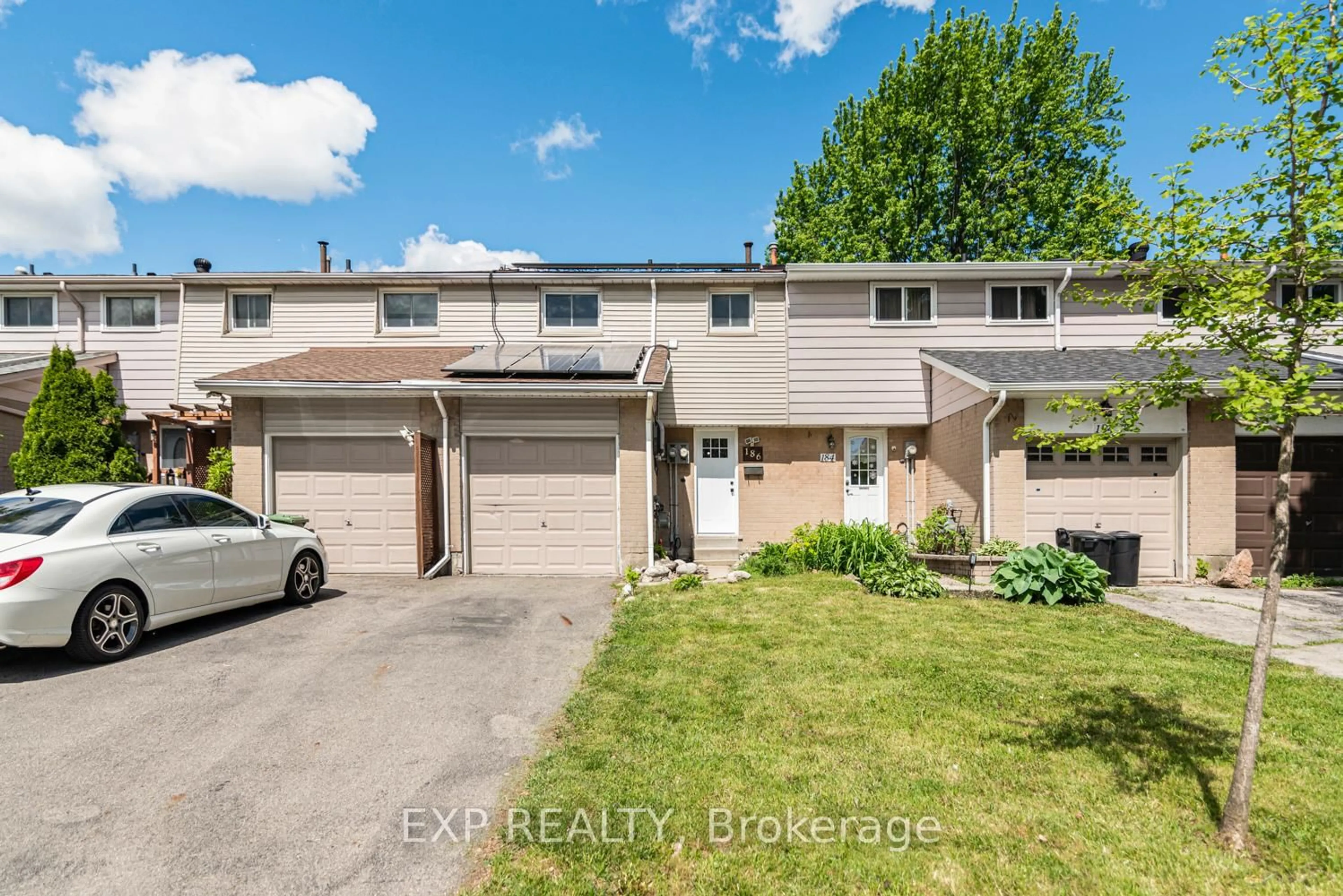 A pic from outside/outdoor area/front of a property/back of a property/a pic from drone, street for 186 Golden Orchard Dr, Hamilton Ontario L9C 6J7