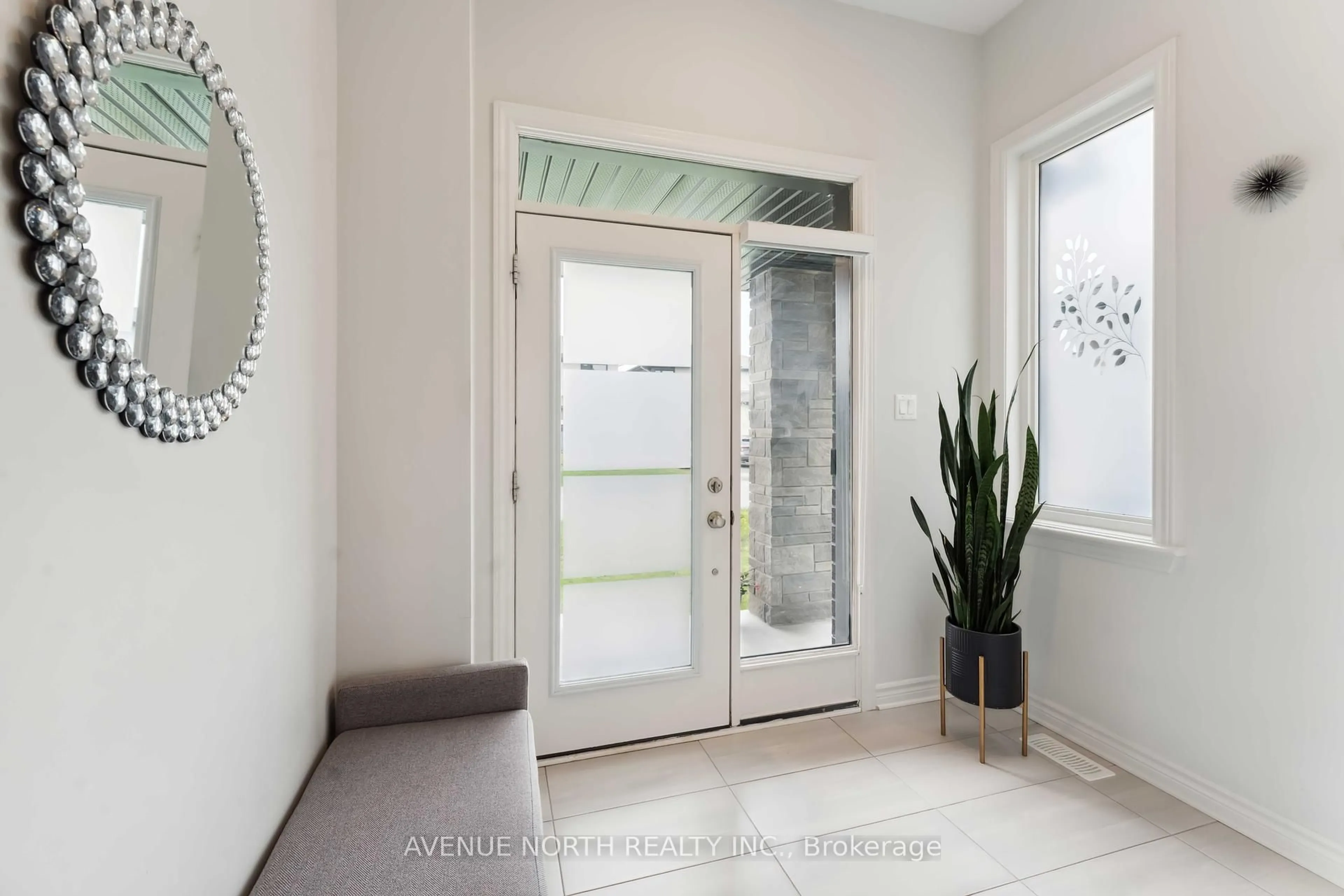 Indoor entryway for 727 Cairn Cres, Ottawa Ontario K1W 0P4