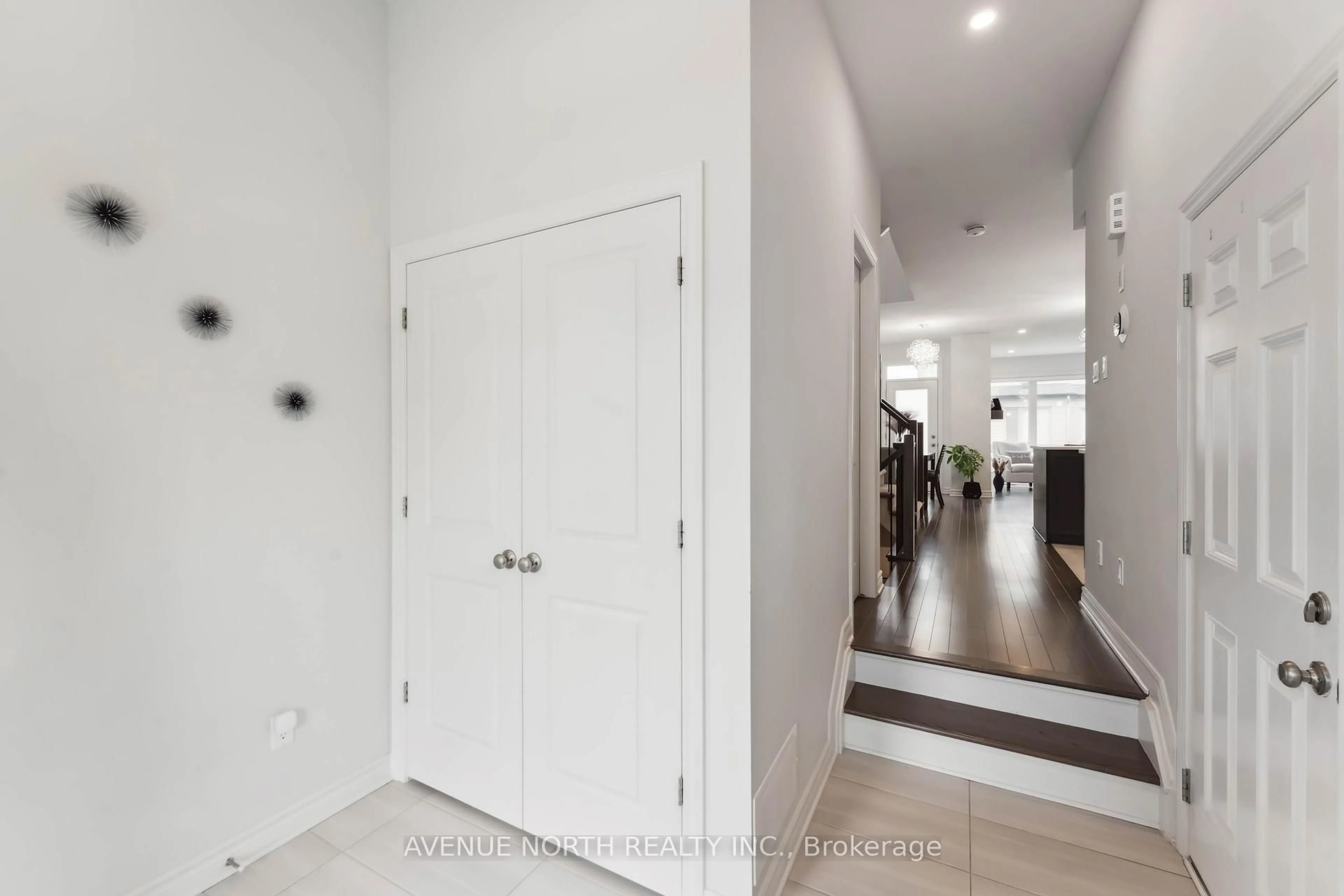 Indoor foyer for 727 Cairn Cres, Ottawa Ontario K1W 0P4