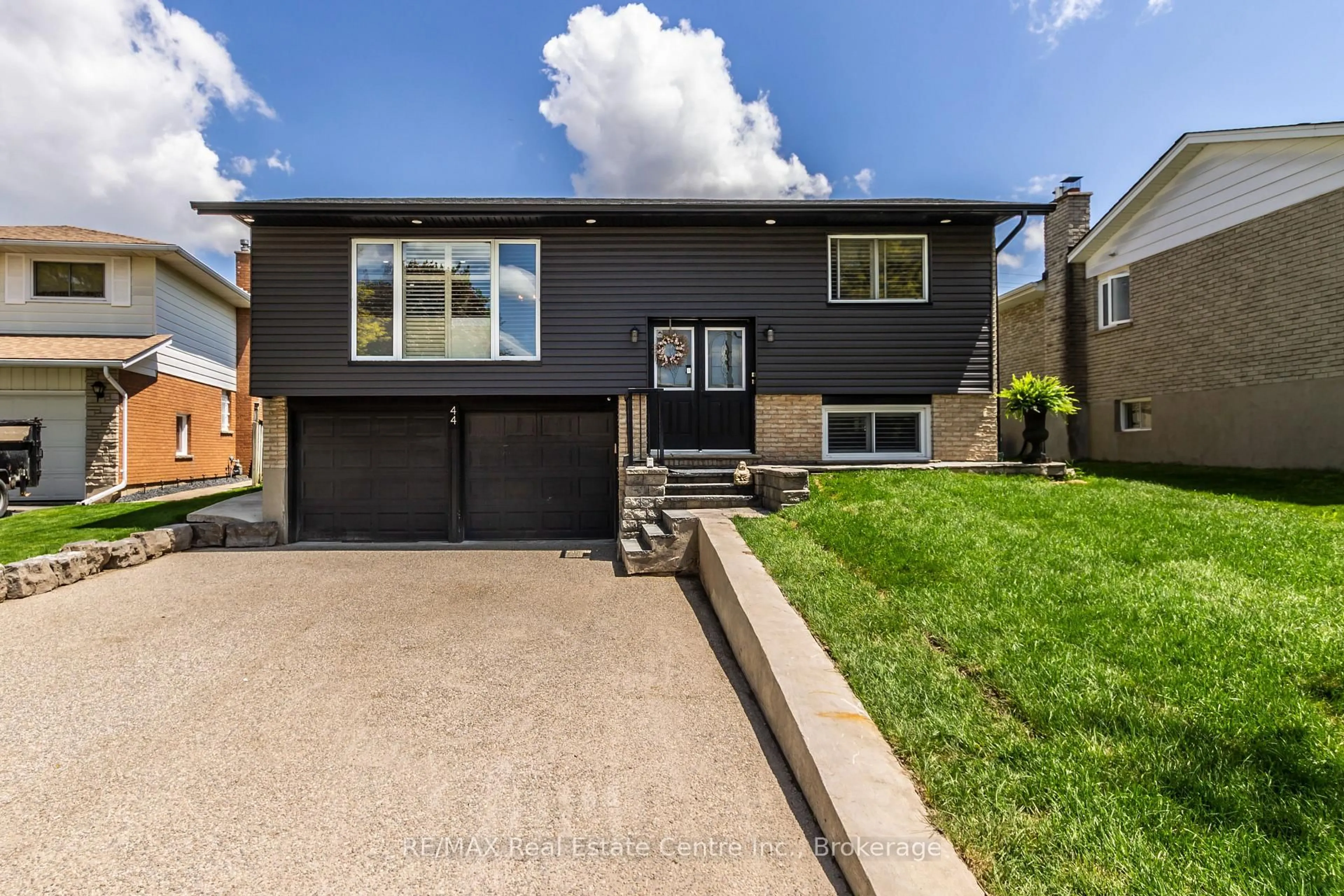 Home with vinyl exterior material, street for 44 Oakhurst Cres, Kitchener Ontario N2B 3K3