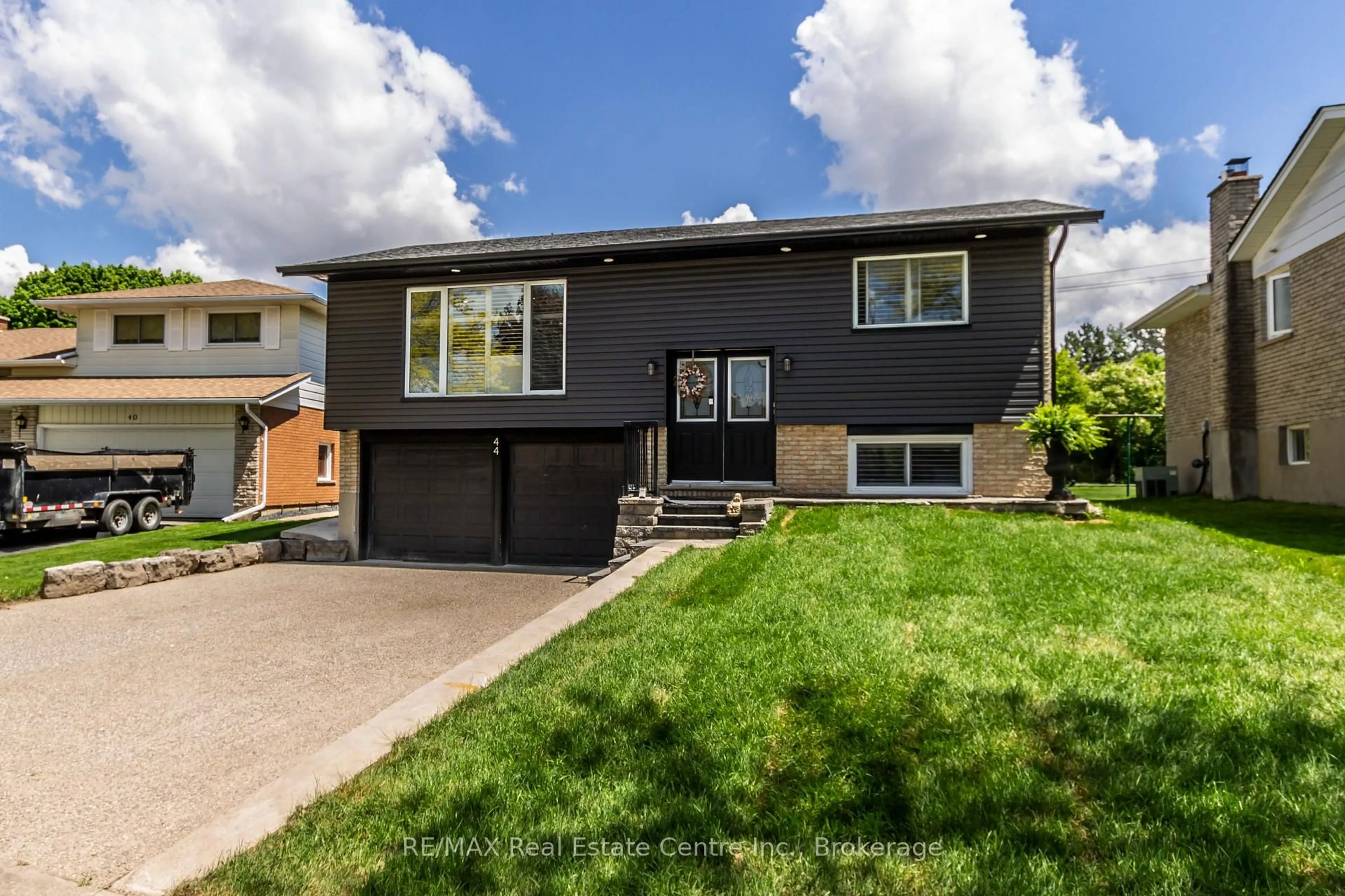 Home with vinyl exterior material, street for 44 Oakhurst Cres, Kitchener Ontario N2B 3K3