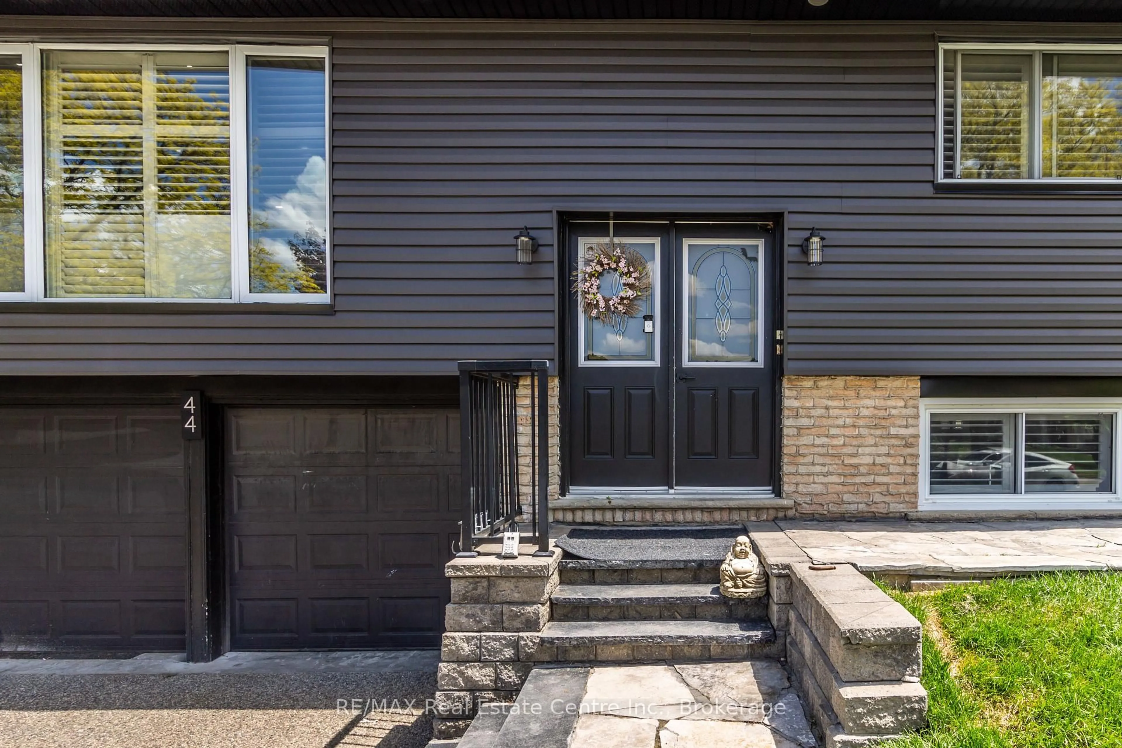 Home with brick exterior material, street for 44 Oakhurst Cres, Kitchener Ontario N2B 3K3