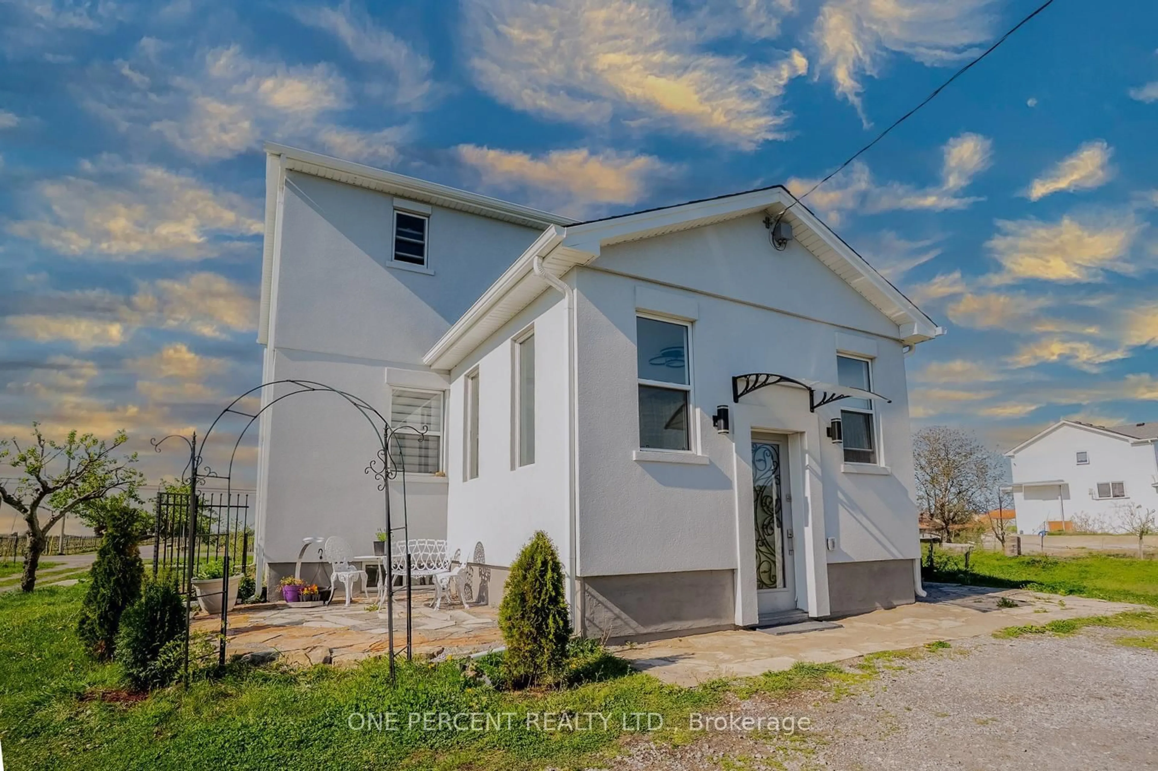 Home with vinyl exterior material, building for 165 East West Line, Niagara-on-the-Lake Ontario L0S 1J0