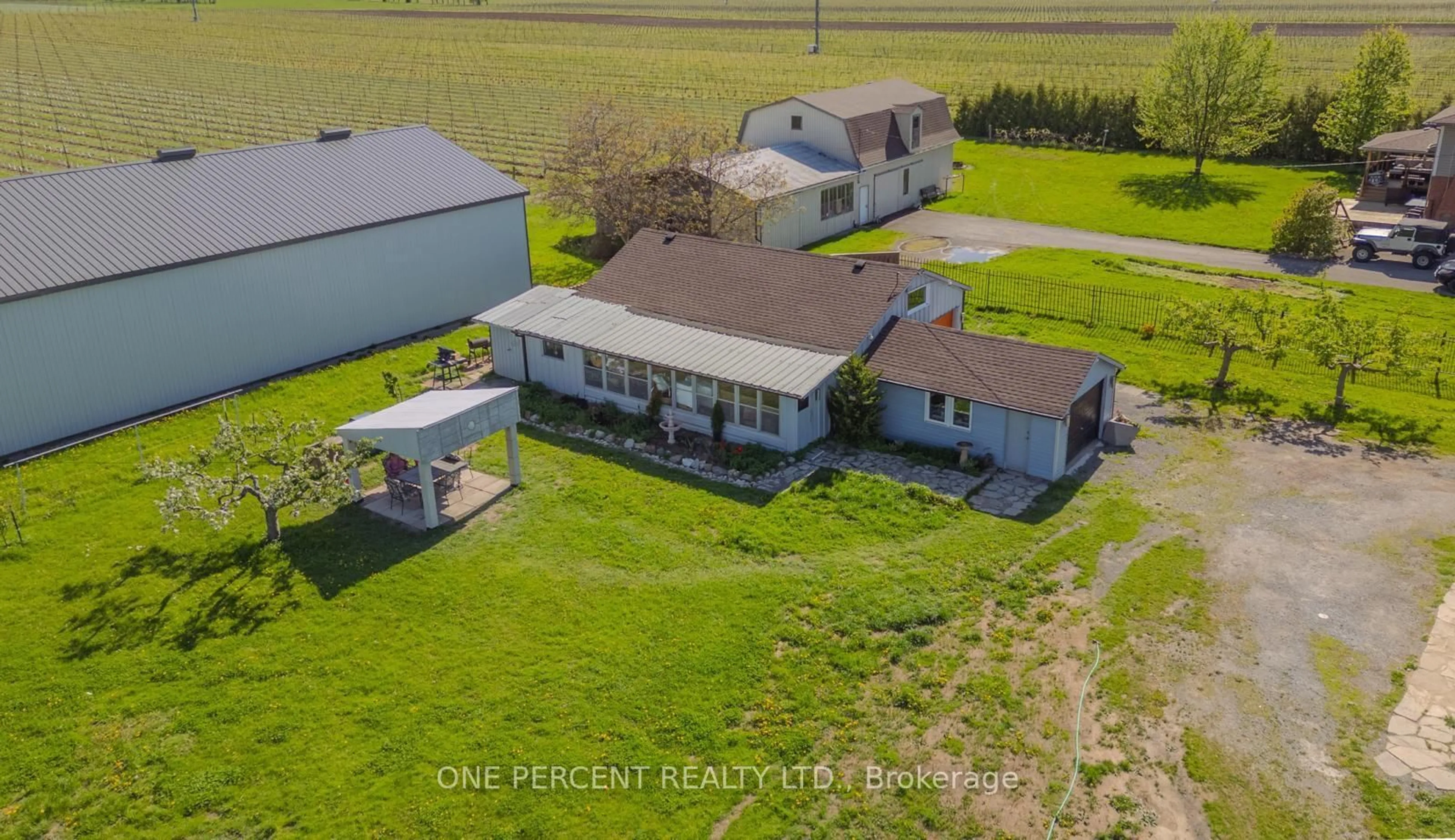 A pic from outside/outdoor area/front of a property/back of a property/a pic from drone, building for 165 East West Line, Niagara-on-the-Lake Ontario L0S 1J0