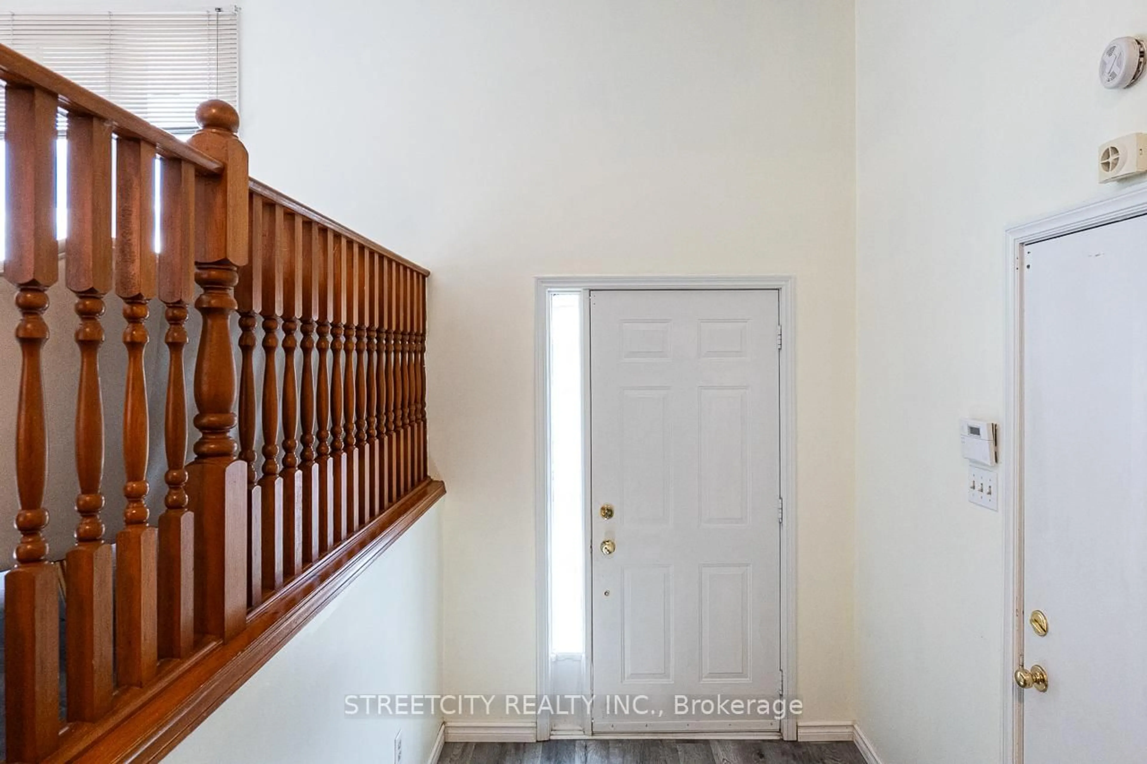 Indoor entryway for 10 Barrydale Cres, London North Ontario N6G 2X3