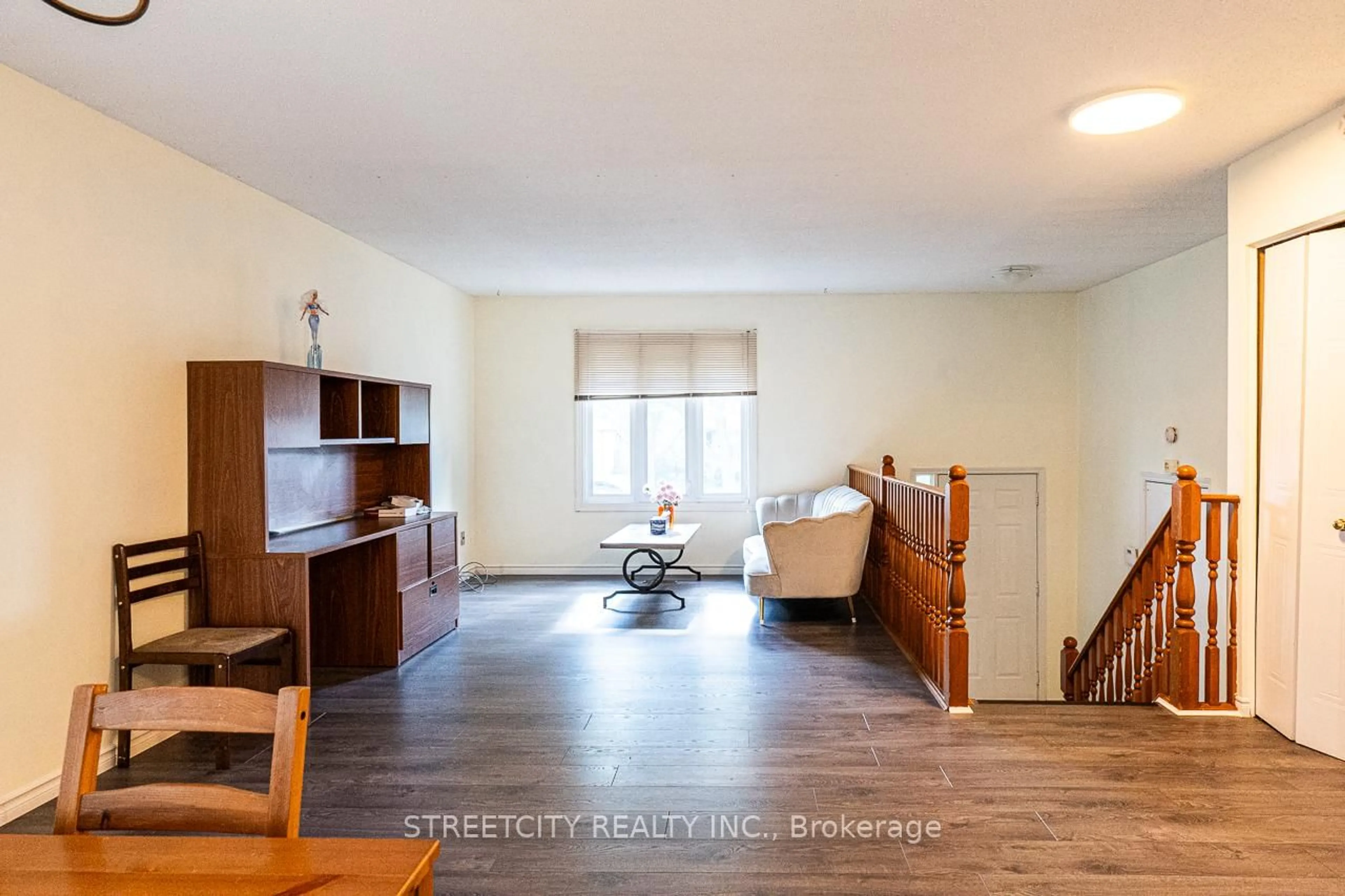 Living room with furniture, wood/laminate floor for 10 Barrydale Cres, London North Ontario N6G 2X3