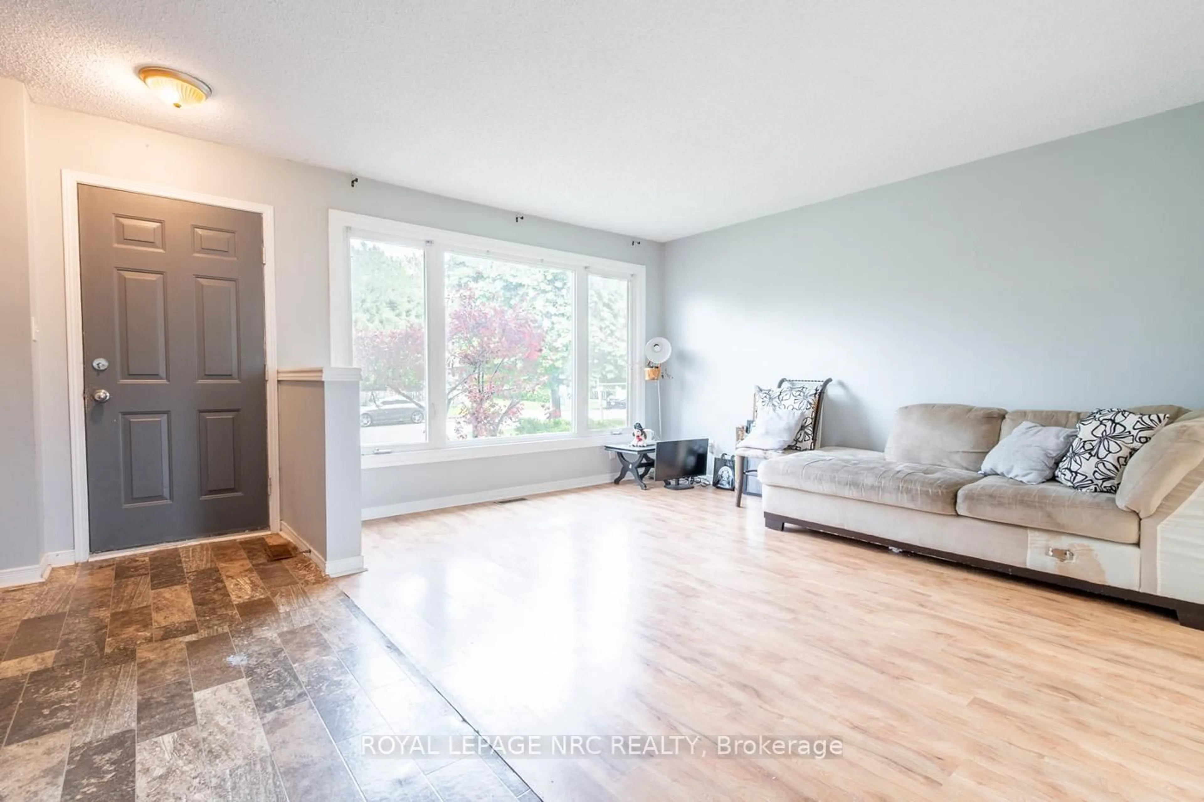 Living room with furniture, wood/laminate floor for 16 Tara Cres, Thorold Ontario L2V 4M1