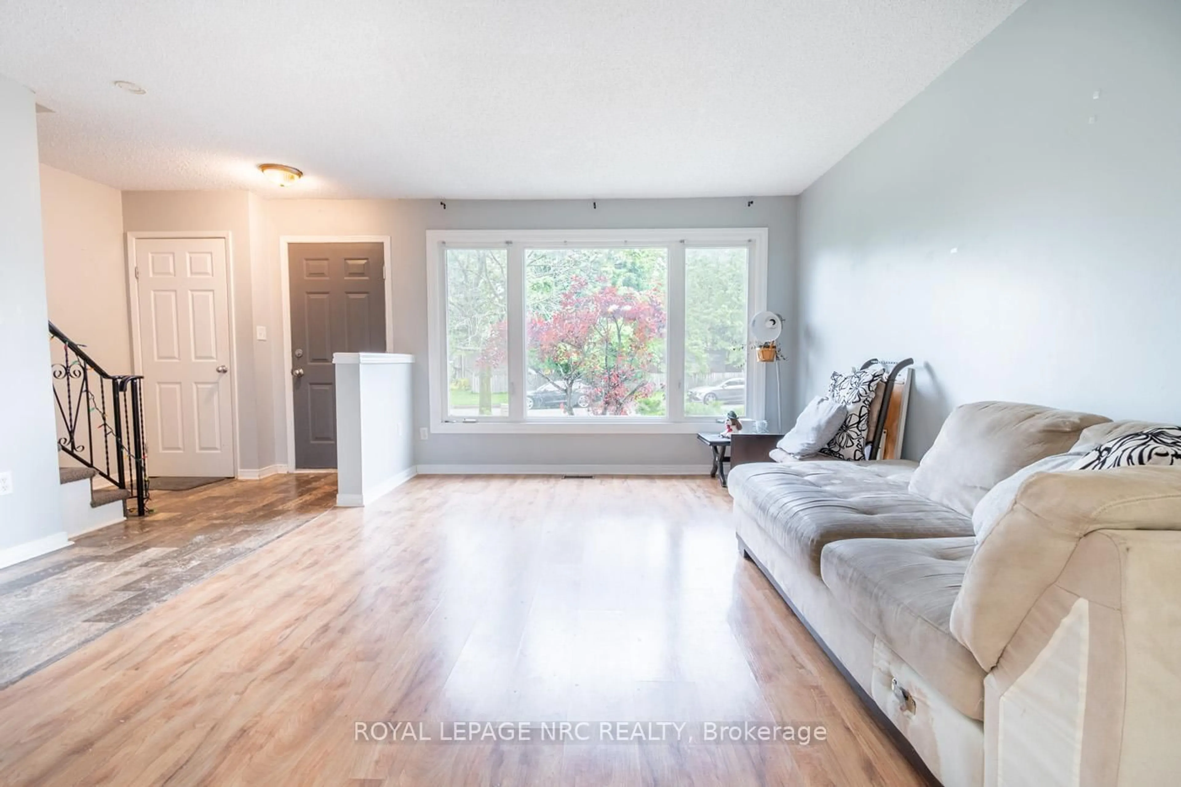 Living room with furniture, wood/laminate floor for 16 Tara Cres, Thorold Ontario L2V 4M1