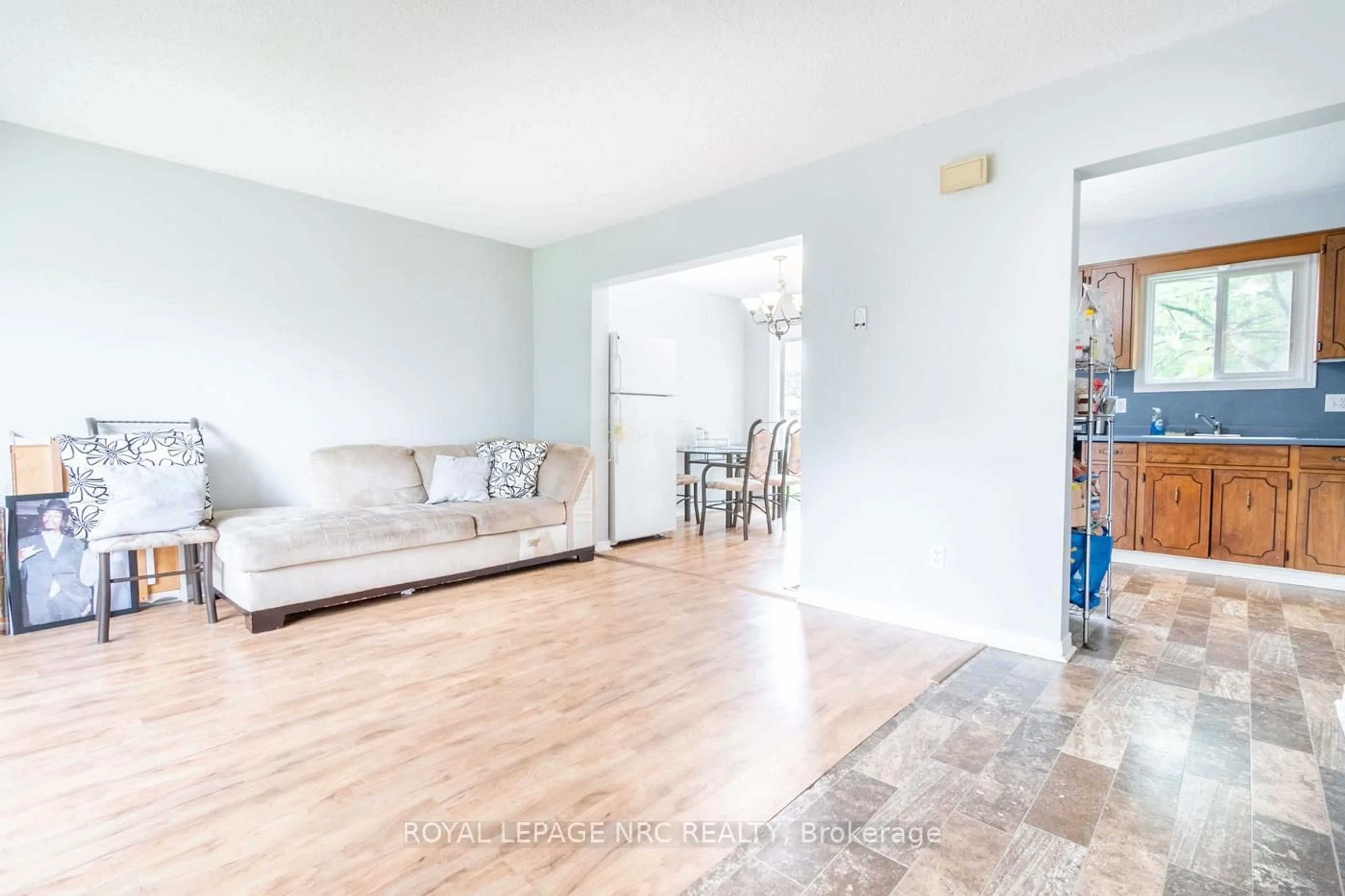 Living room with furniture, unknown for 16 Tara Cres, Thorold Ontario L2V 4M1