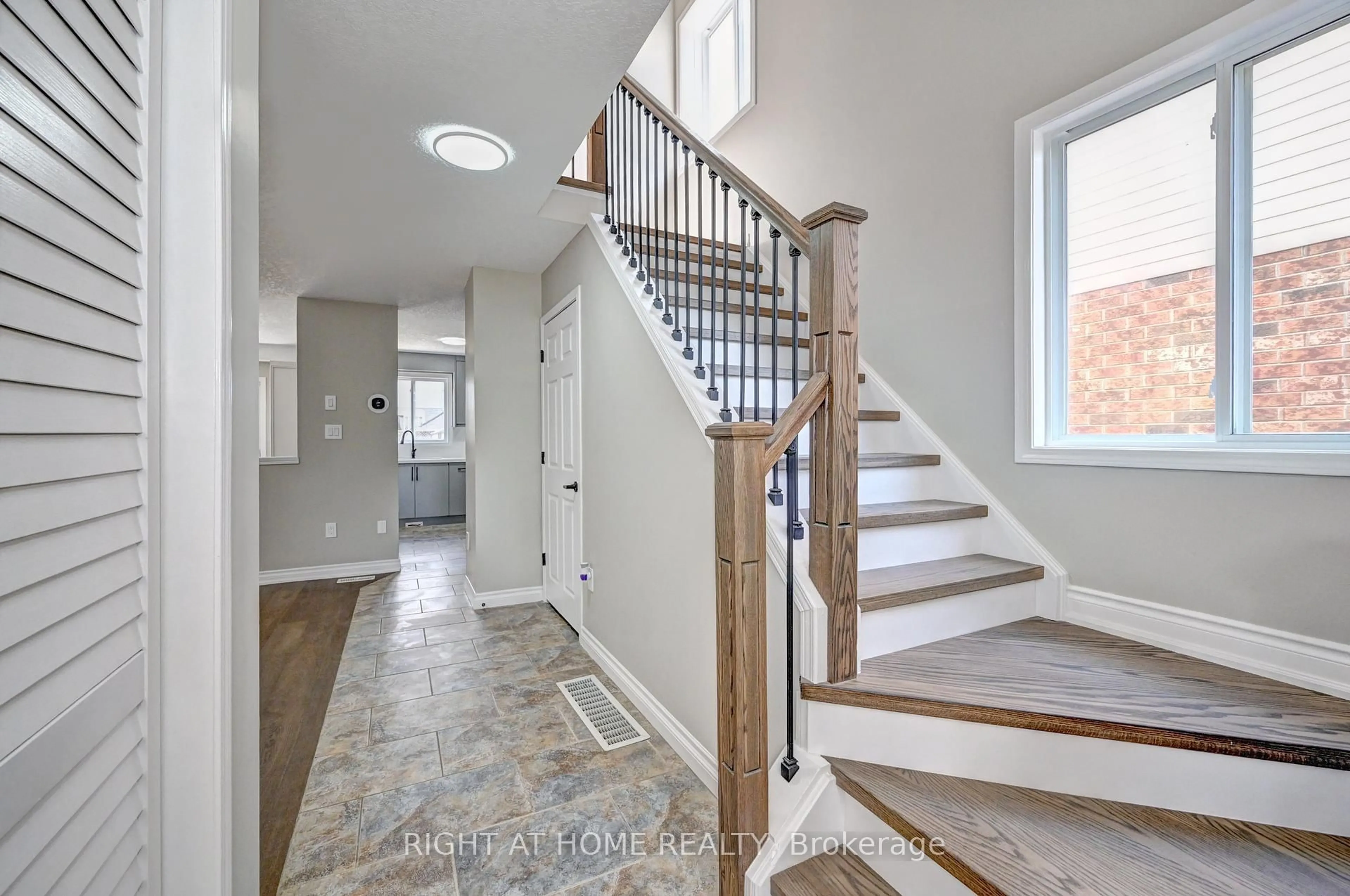 Indoor entryway for 620 Langlaw Dr, Cambridge Ontario N1P 1H4