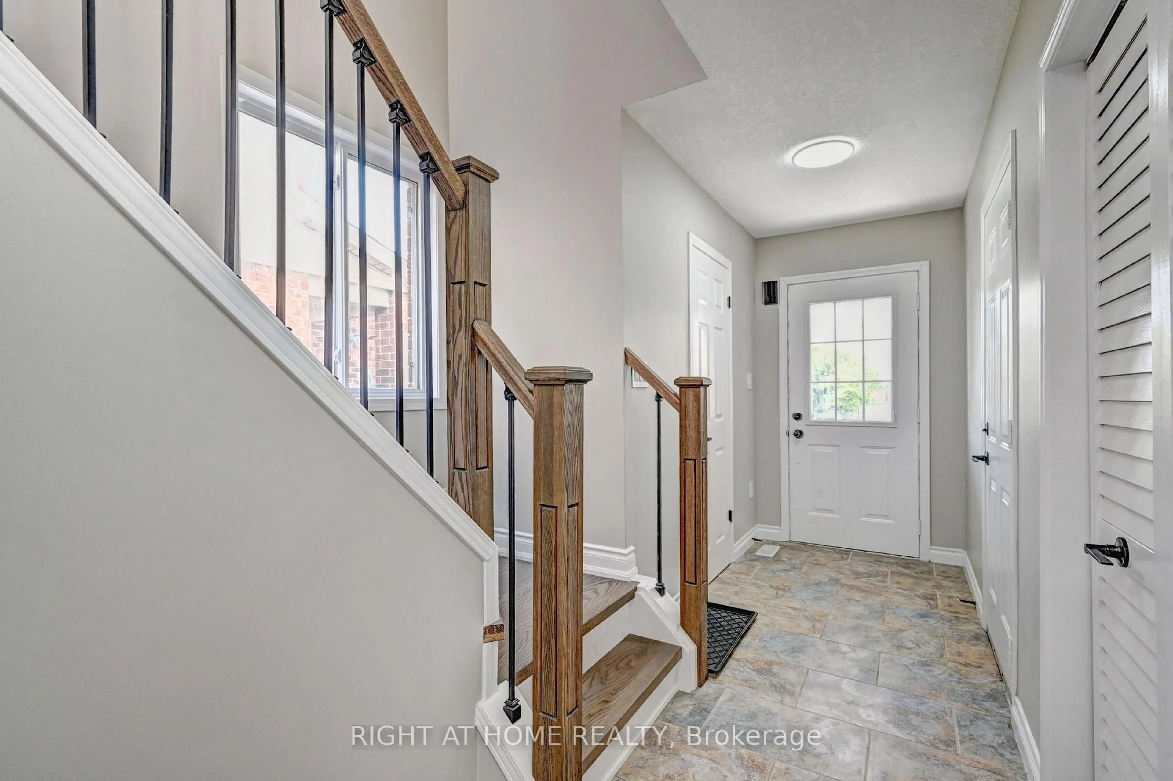 Indoor entryway for 620 Langlaw Dr, Cambridge Ontario N1P 1H4