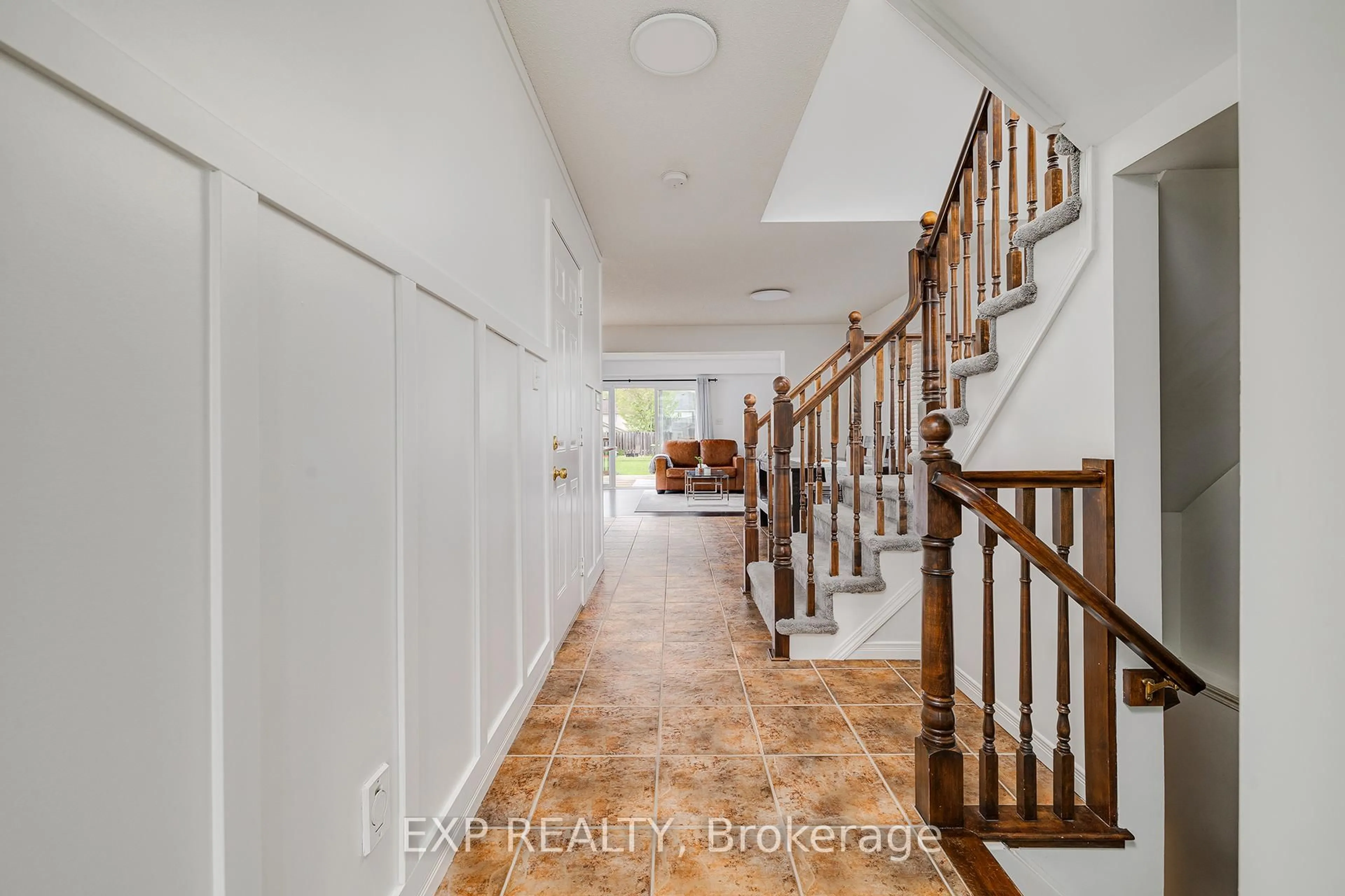 Indoor foyer for 453 Beaumont Cres, Kitchener Ontario N2A 0C4