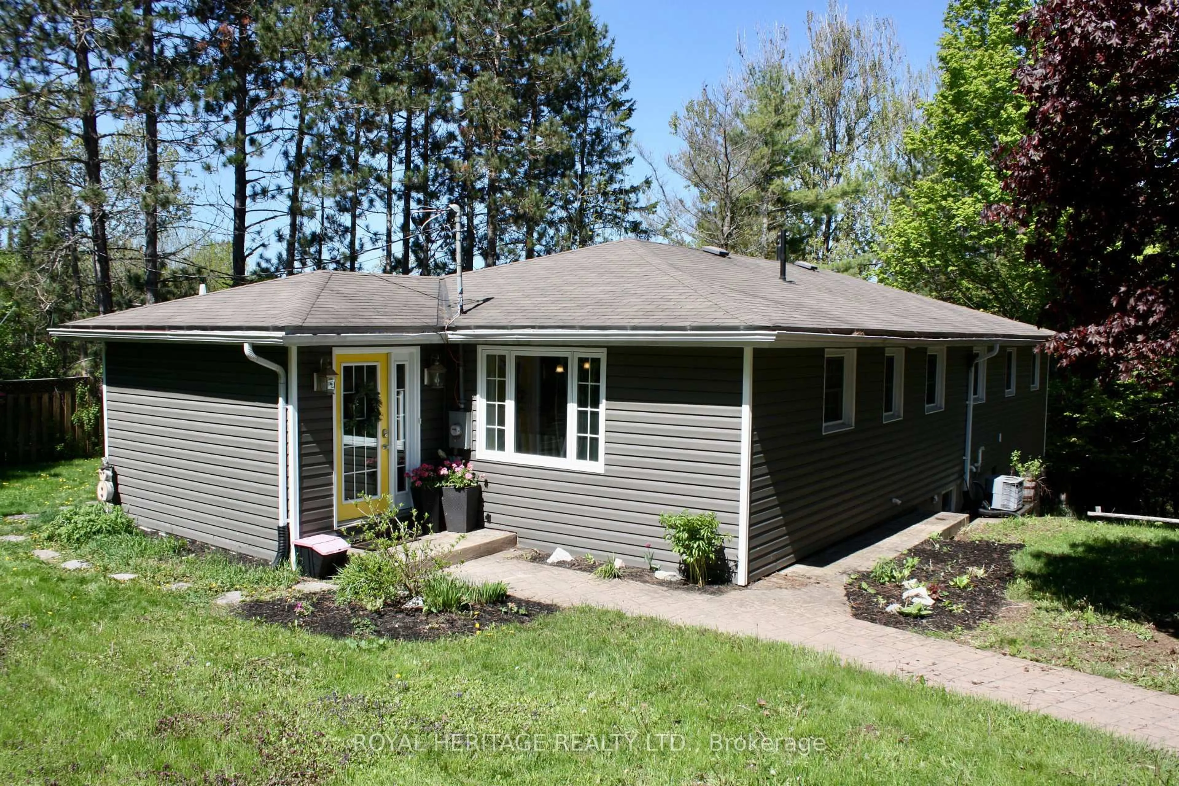 Home with vinyl exterior material, unknown for 22 Robert Dr, Bancroft Ontario K0L 1C0