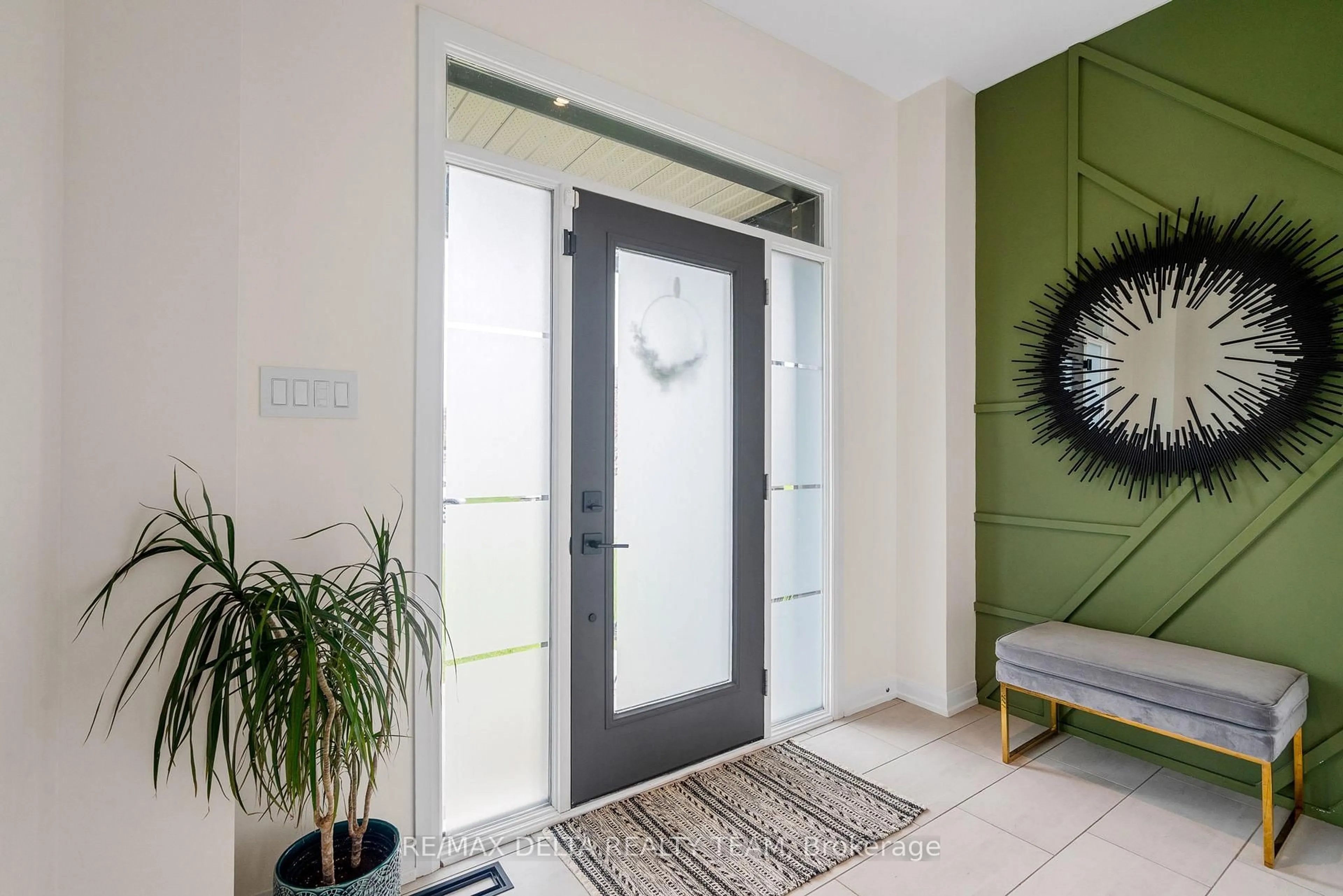 Indoor entryway for 252 Aquarium Ave, Ottawa Ontario K4A 1L2