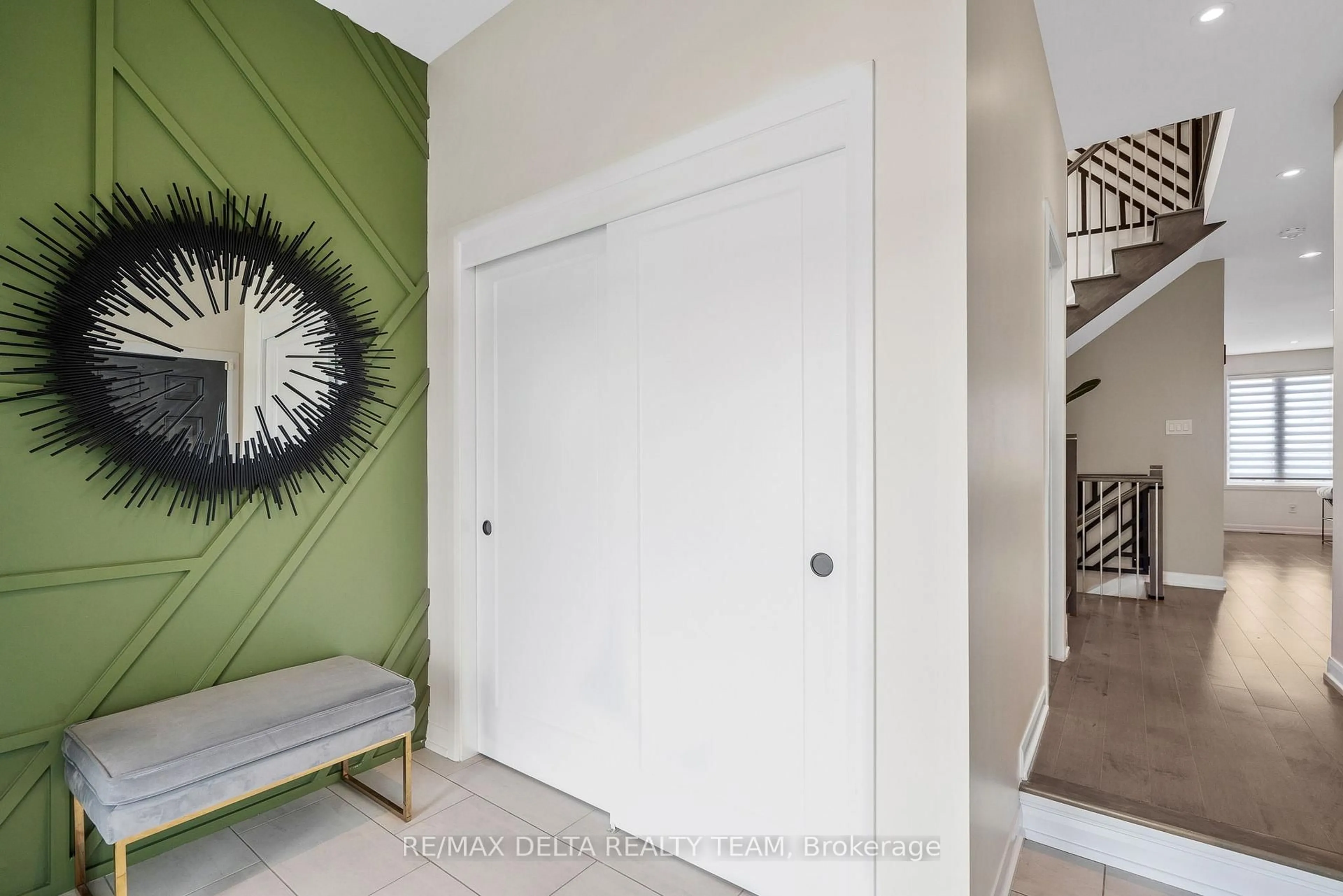Indoor entryway for 252 Aquarium Ave, Ottawa Ontario K4A 1L2