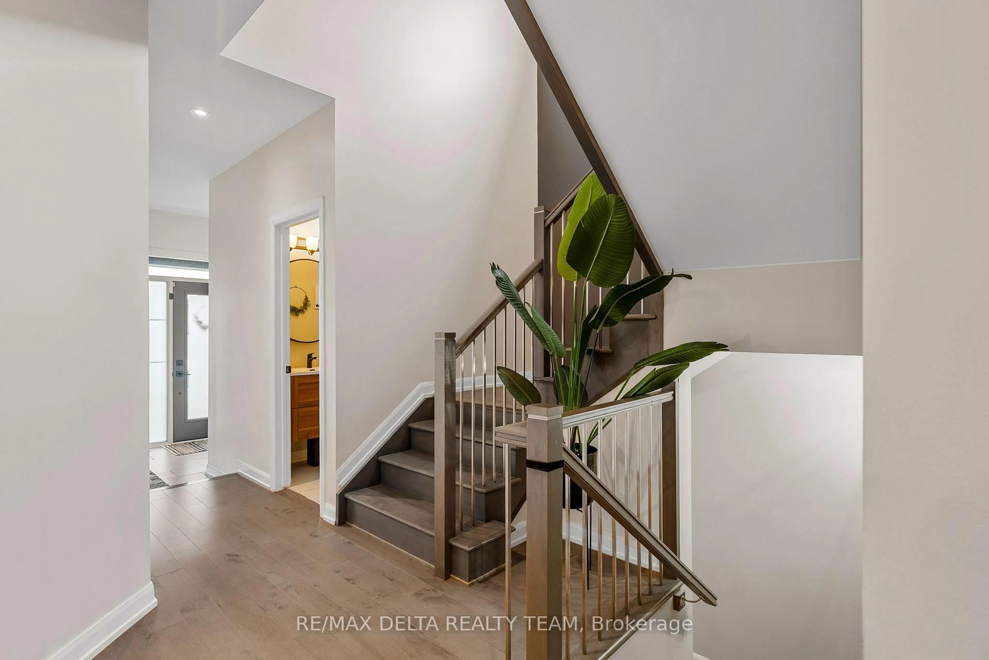 Indoor foyer for 252 Aquarium Ave, Ottawa Ontario K4A 1L2