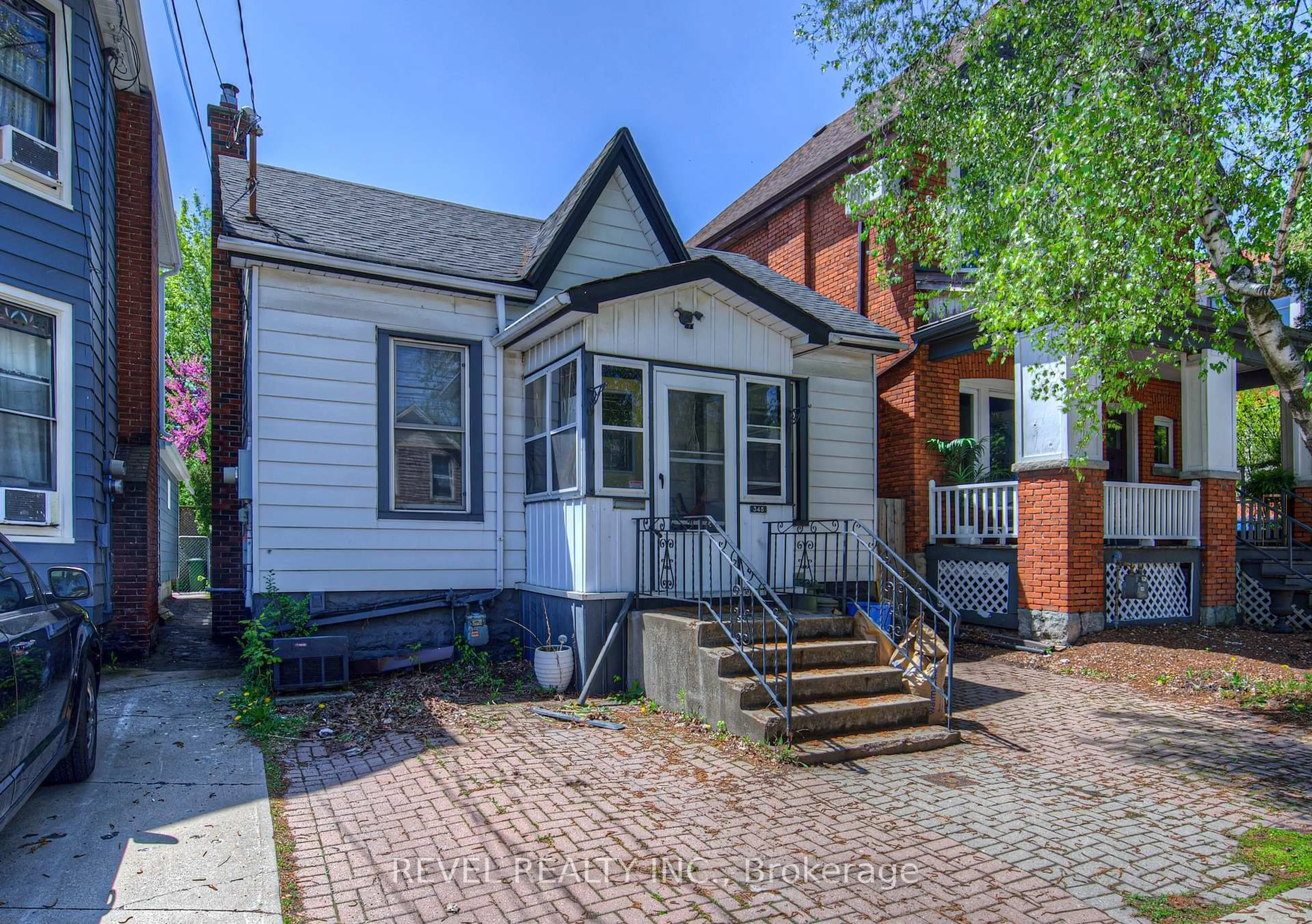 Home with brick exterior material, street for 345 Hunter St, Hamilton Ontario L8P 1S6
