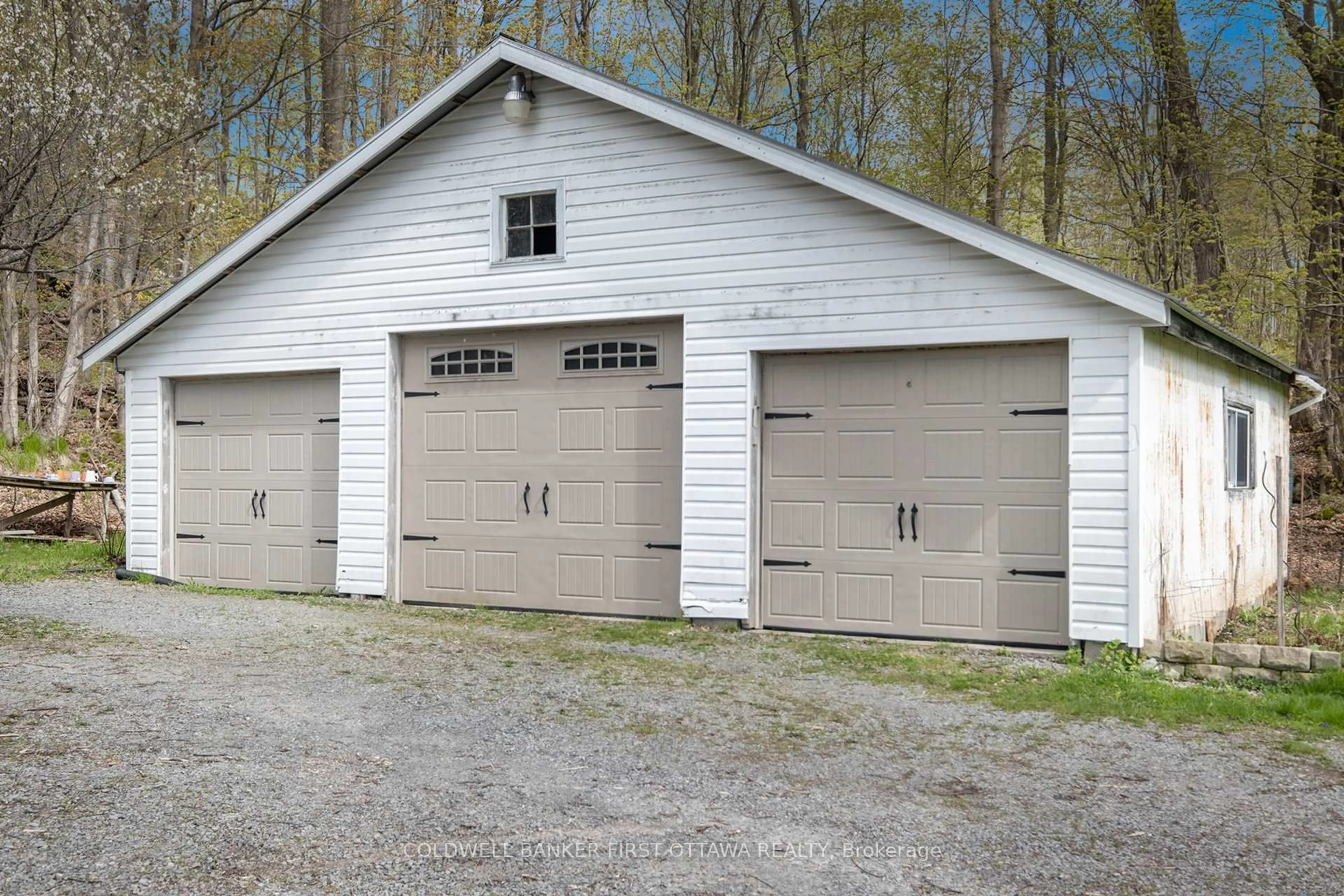 Indoor garage for 43 Frye Rd, Perth Road Ontario K0H 2L0