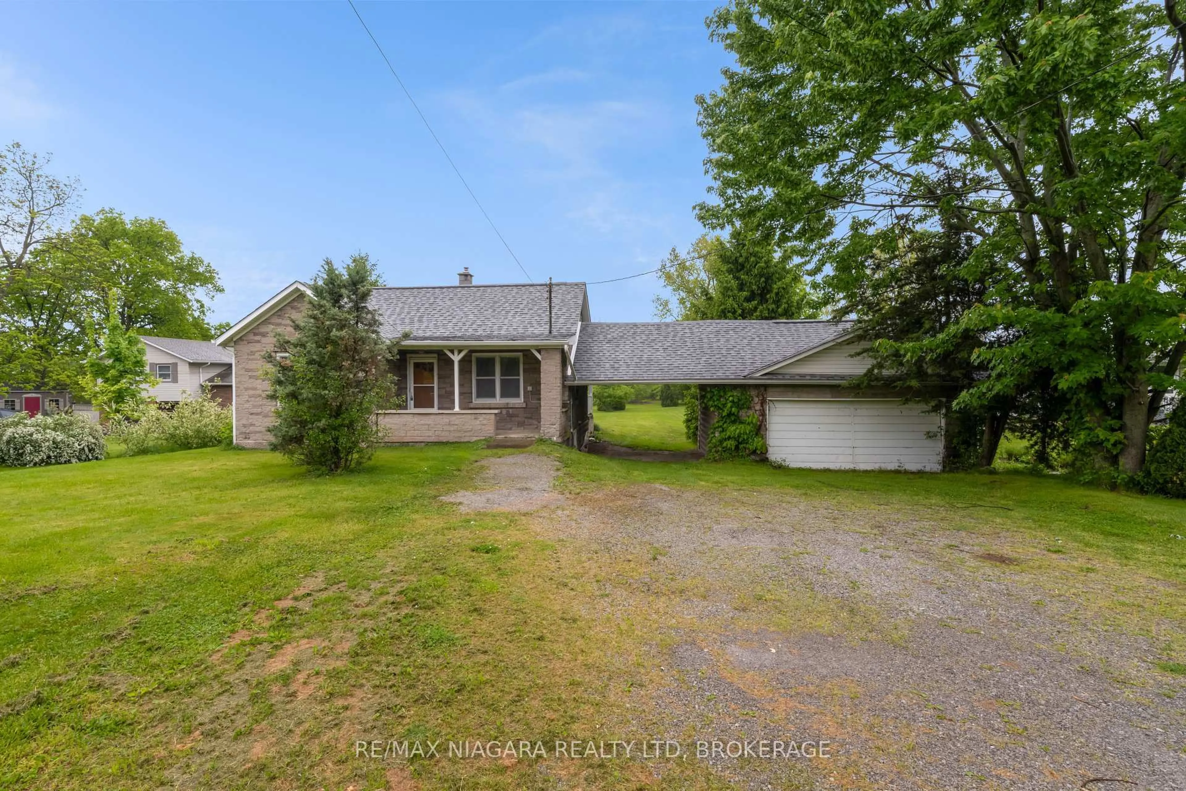 A pic from outside/outdoor area/front of a property/back of a property/a pic from drone, street for 1740 York Rd, Niagara-on-the-Lake Ontario L0S 1J0