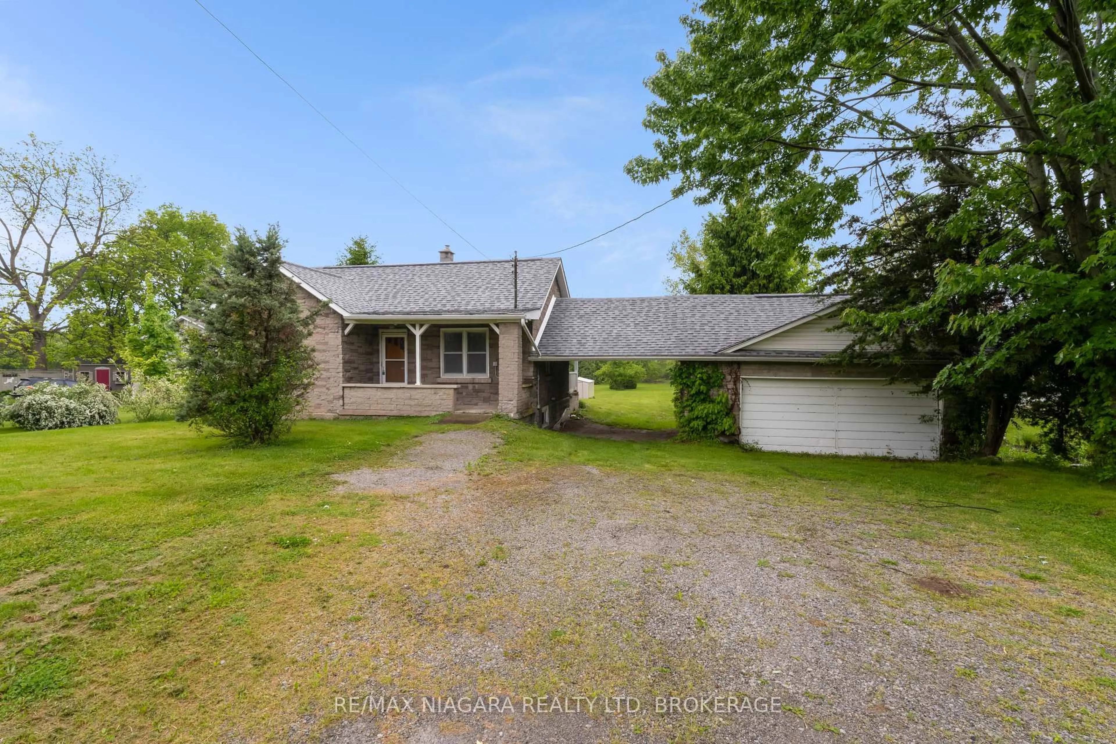 A pic from outside/outdoor area/front of a property/back of a property/a pic from drone, unknown for 1740 York Rd, Niagara-on-the-Lake Ontario L0S 1J0