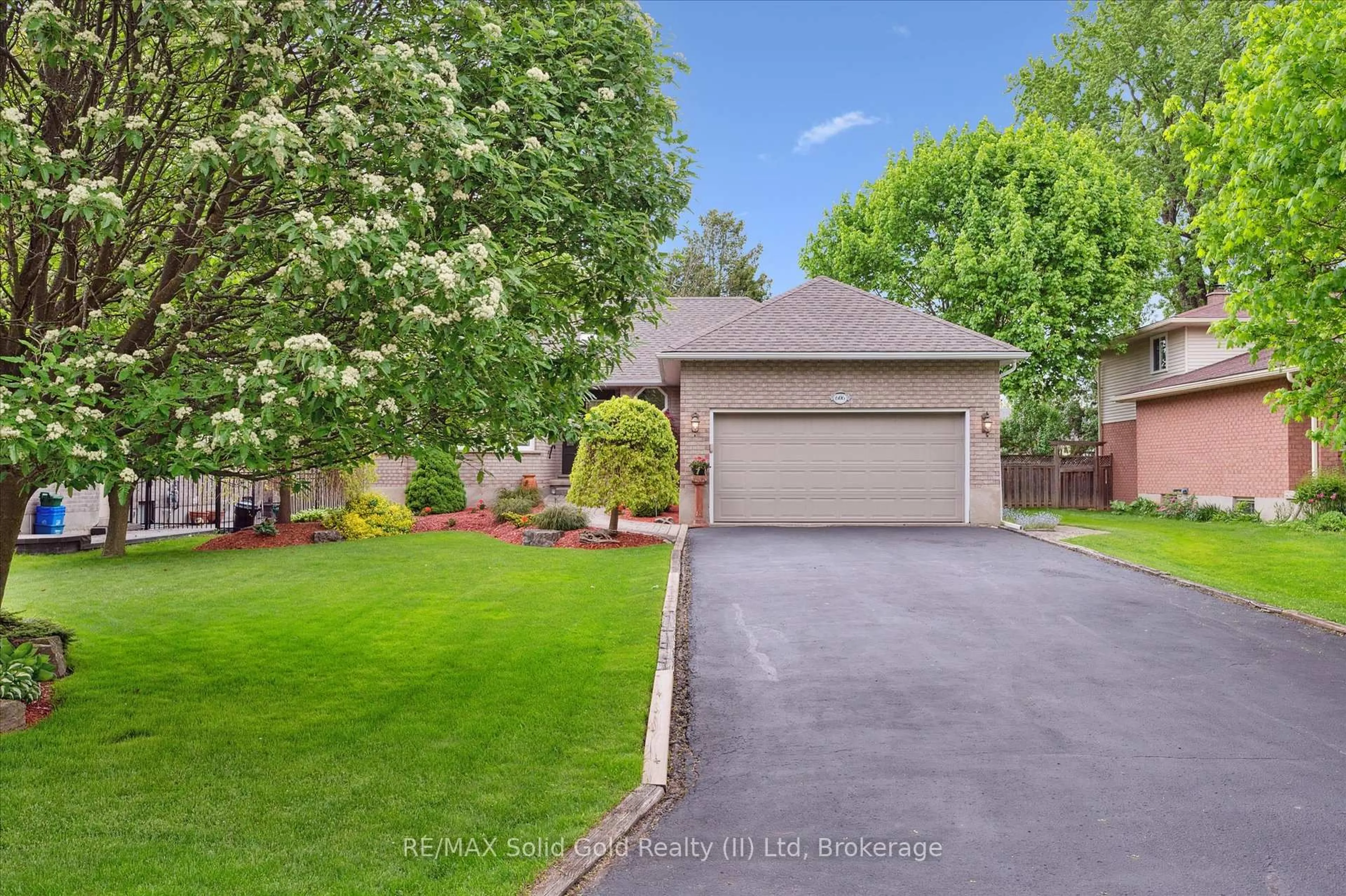 A pic from outside/outdoor area/front of a property/back of a property/a pic from drone, street for 606 Rustic Dr, Waterloo Ontario N2K 2A8