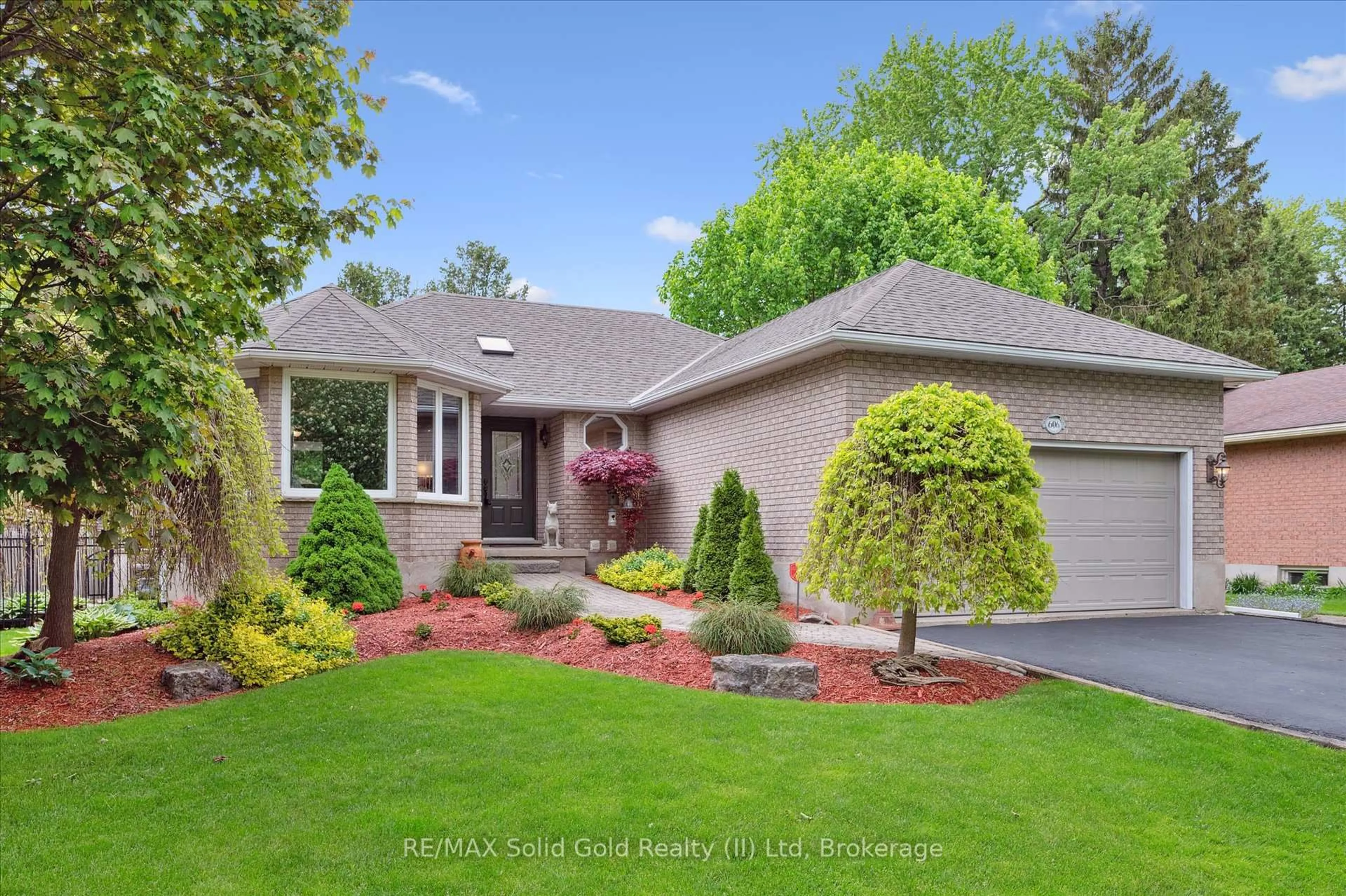 Home with brick exterior material, street for 606 Rustic Dr, Waterloo Ontario N2K 2A8