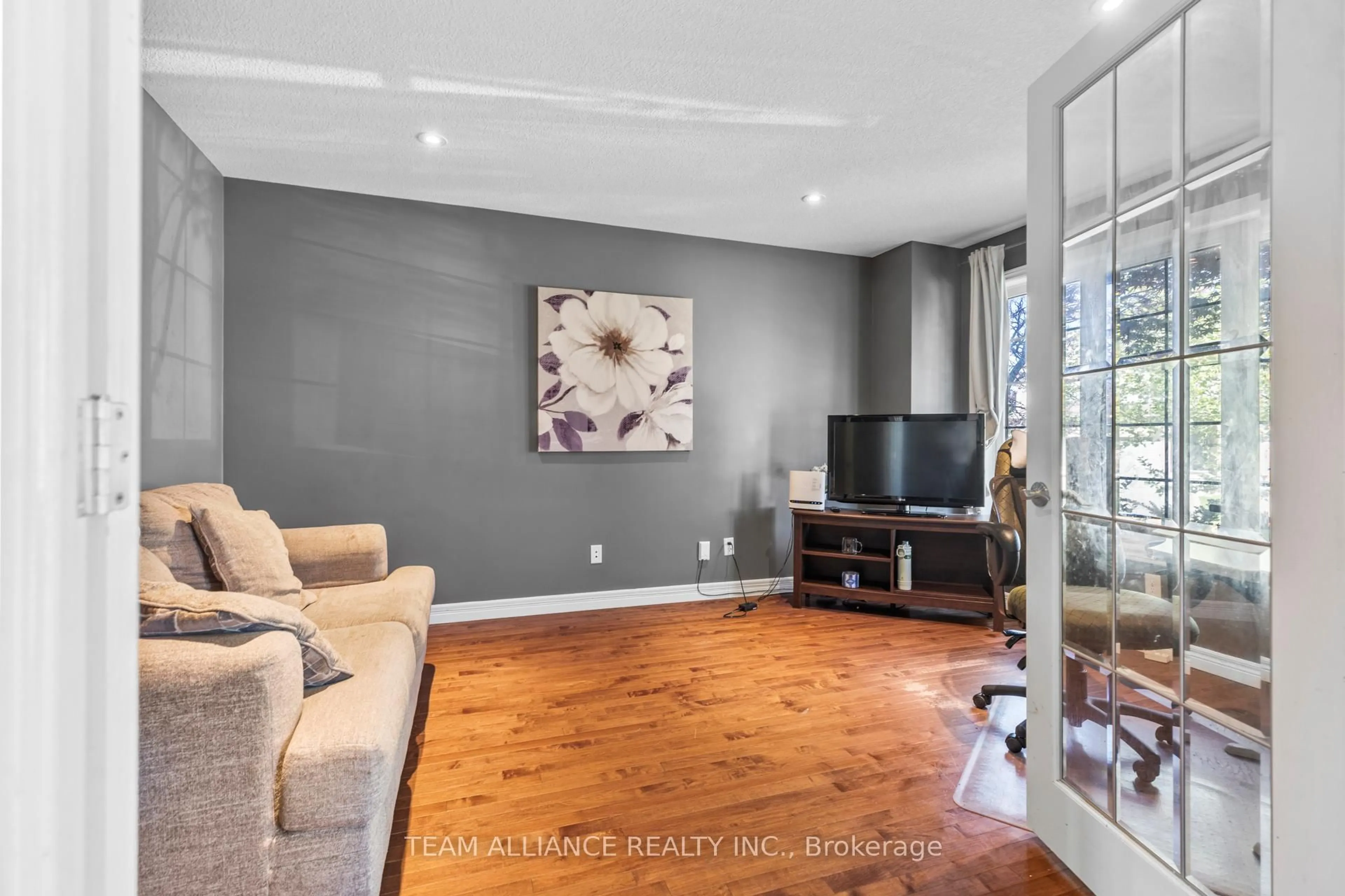 Living room with furniture, unknown for 734 ANZIO Rd, Woodstock Ontario N4T 0B5