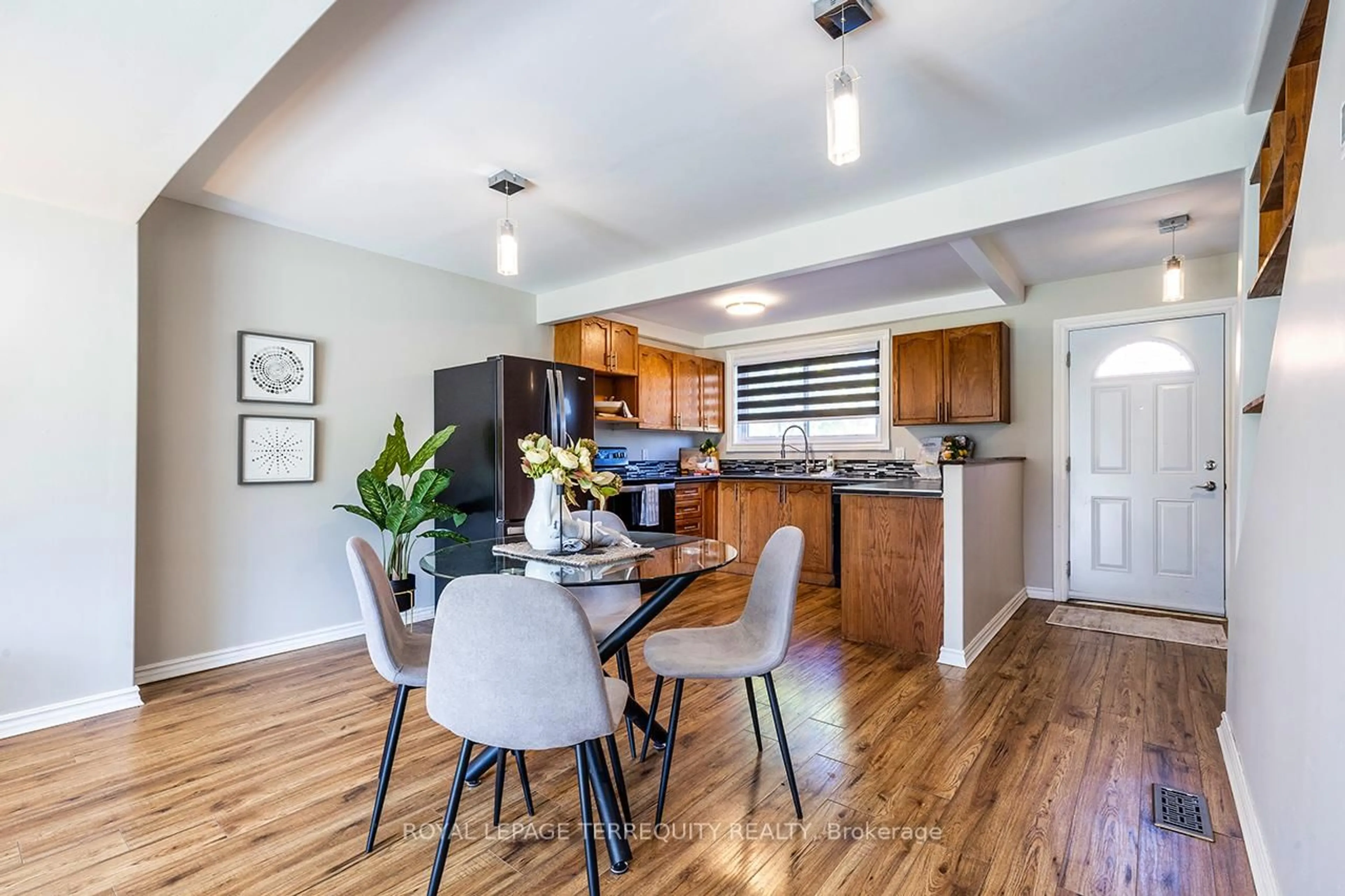Open concept kitchen, wood/laminate floor for 400 Westwood Dr #A4, Cobourg Ontario K9A 2B6