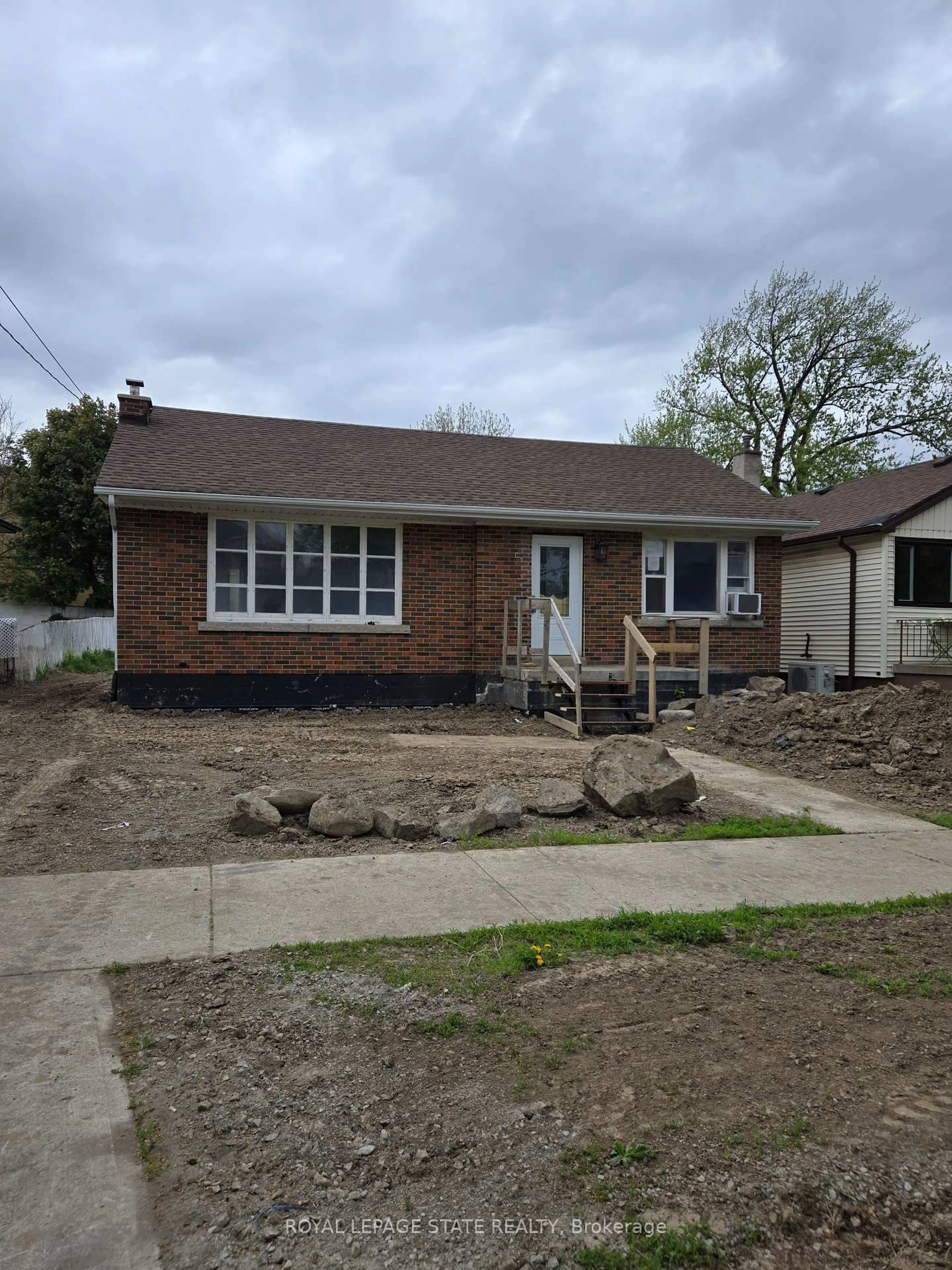 Home with brick exterior material, street for 300 East 43rd St, Hamilton Ontario L8T 3C7