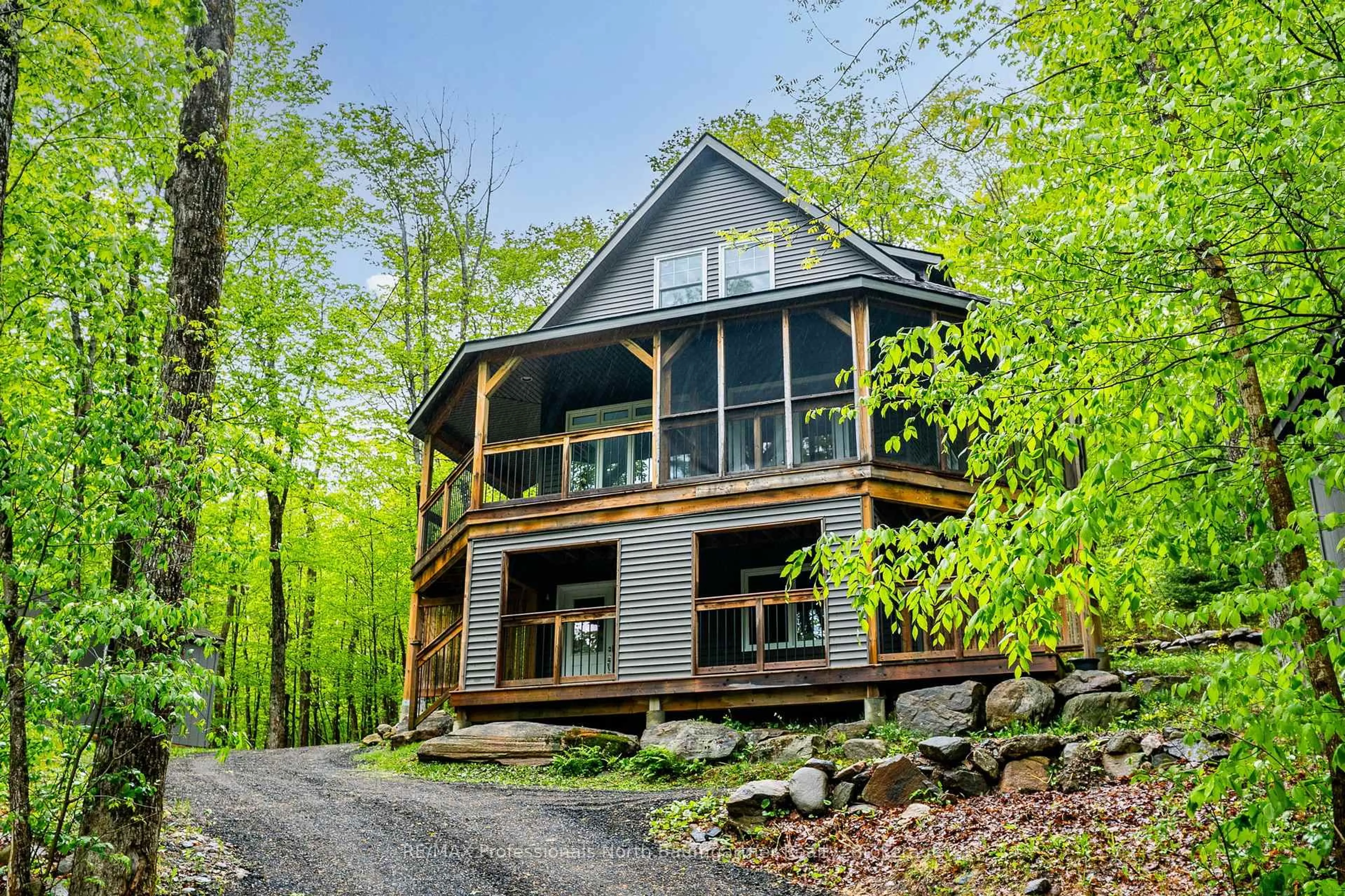 Home with vinyl exterior material, water/lake/river/ocean view for 1105 Long Lake Rd, Dysart et al Ontario K0M 1S0