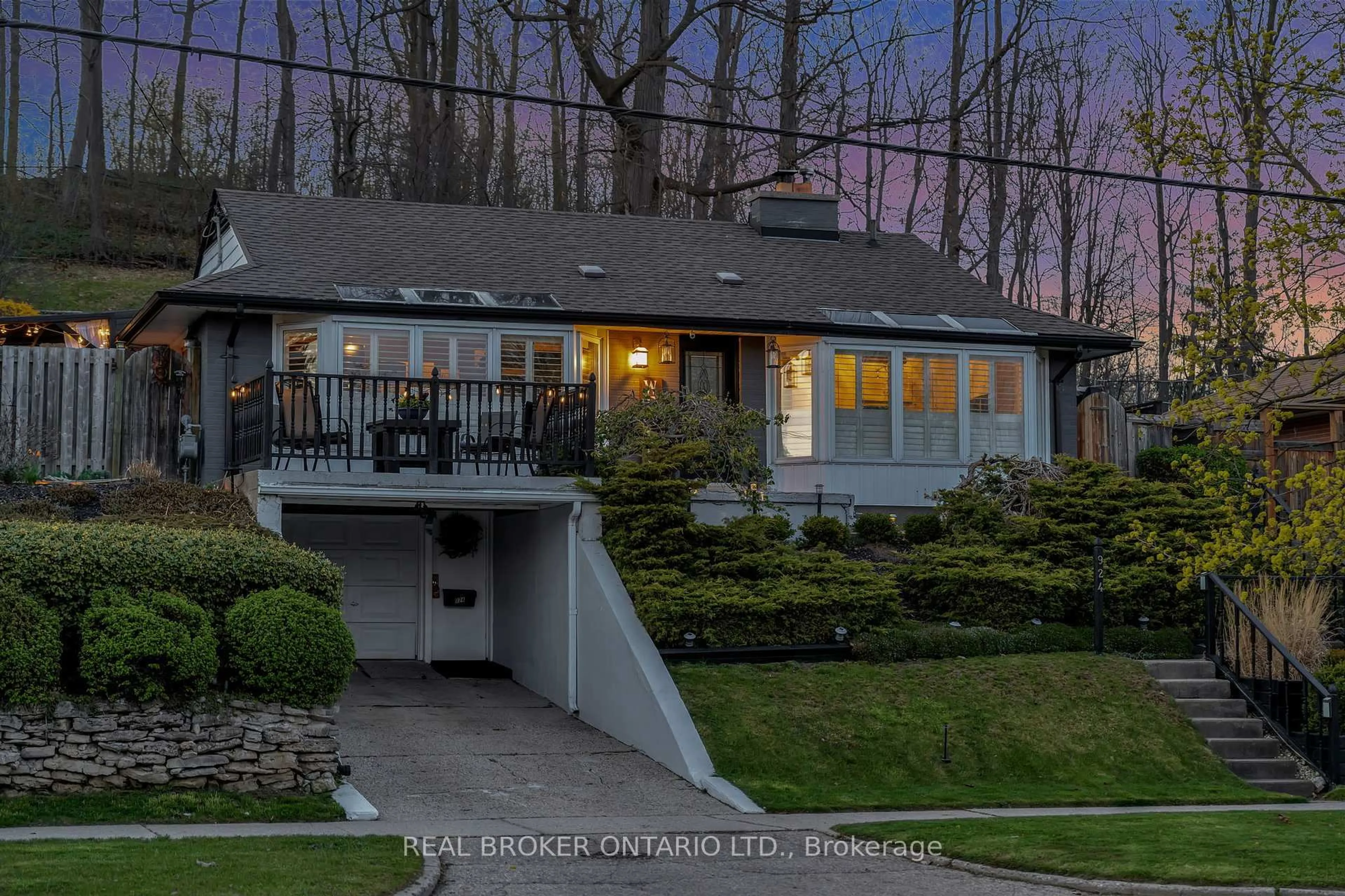 Home with vinyl exterior material, street for 924 Union St, Kitchener Ontario N2H 6J4