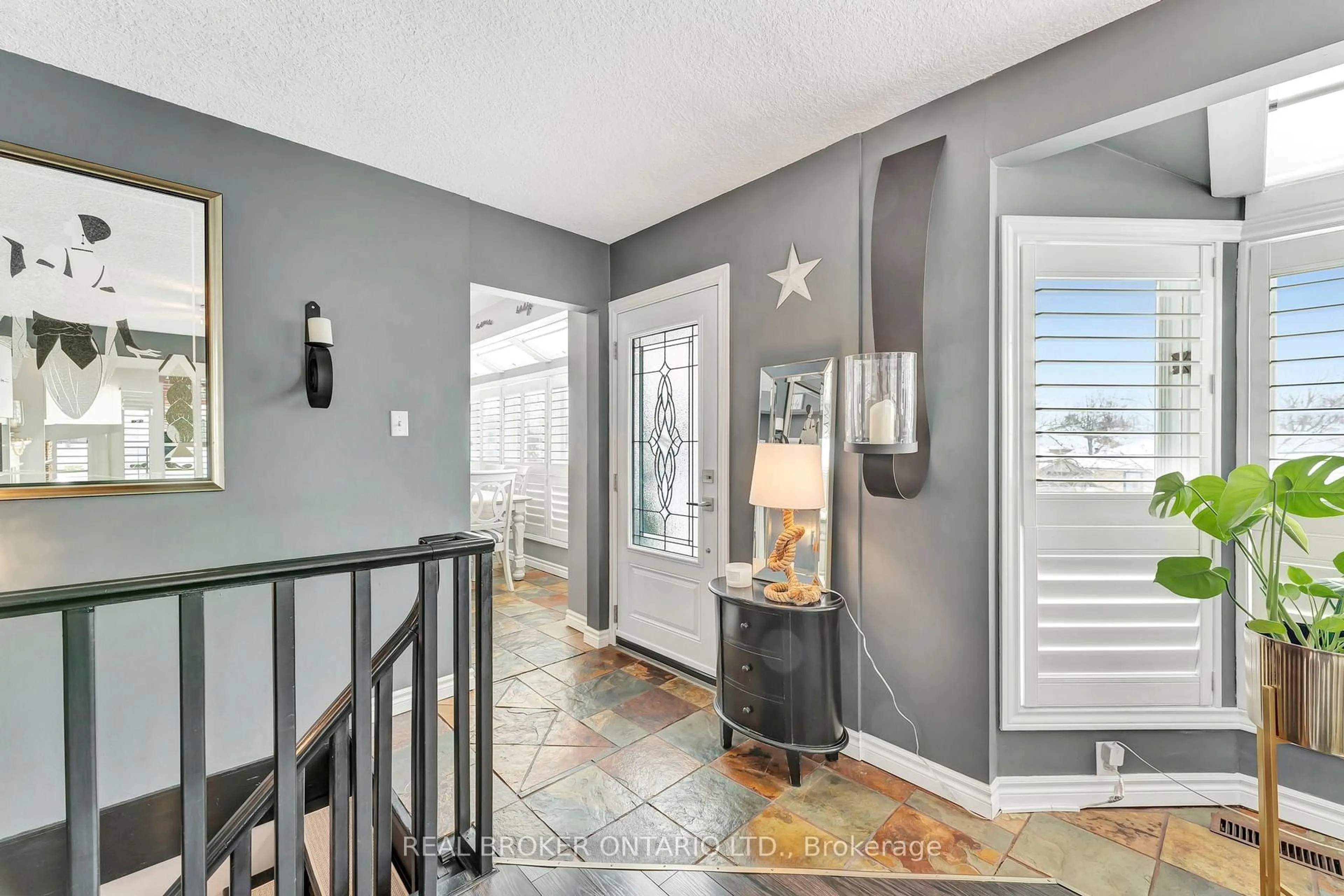 Indoor entryway for 924 Union St, Kitchener Ontario N2H 6J4