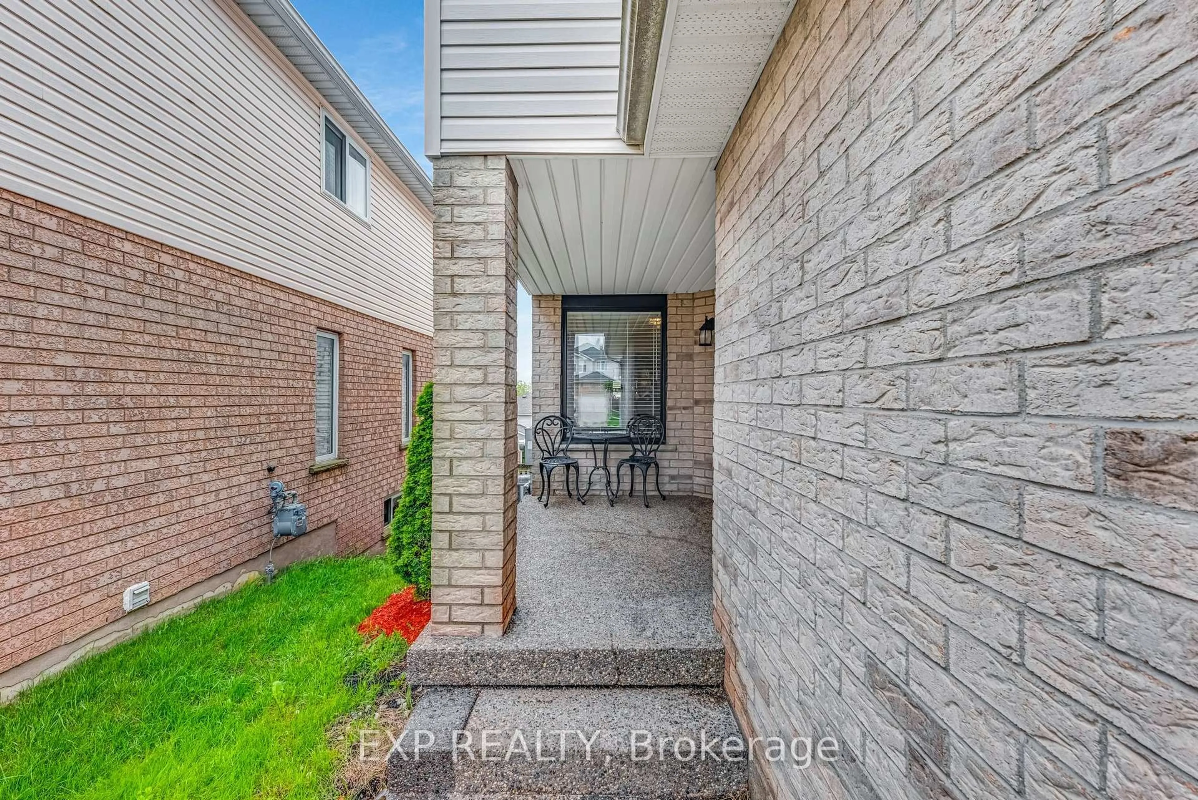 Patio, street for 175 Hollyridge Cres, Kitchener Ontario N2N 3N4