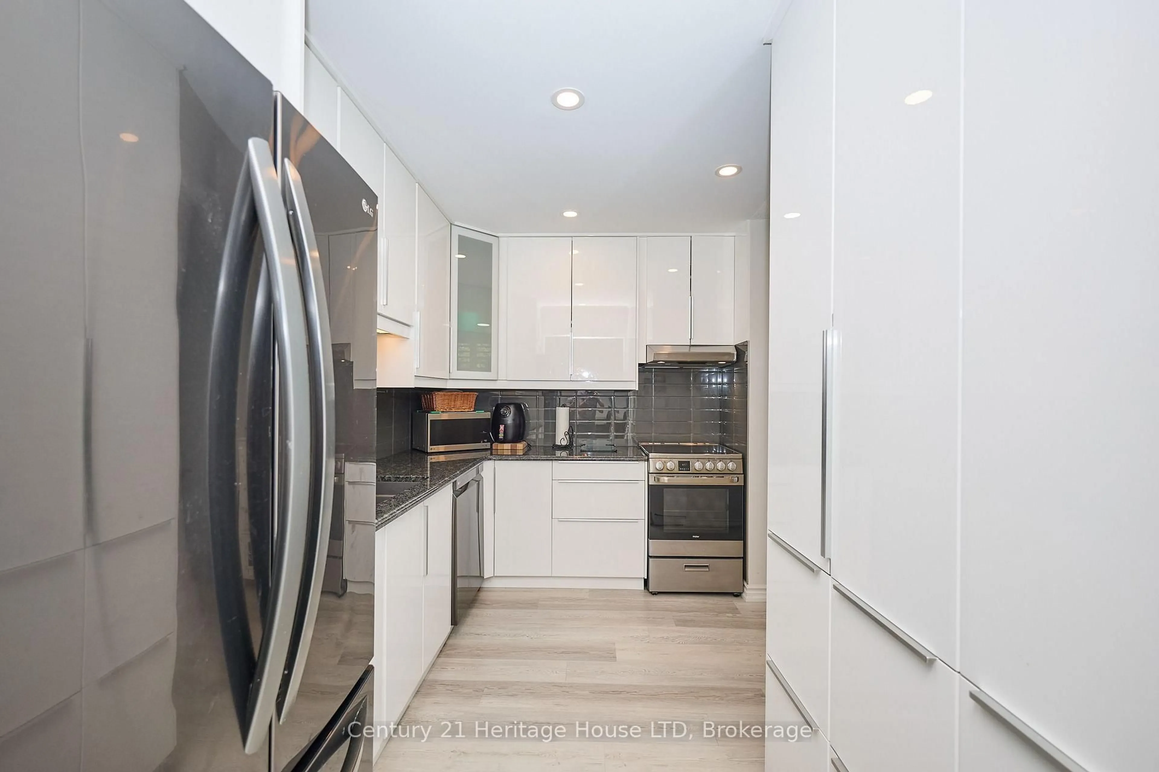 Contemporary kitchen, unknown for 226 Vansickle Rd #12, St. Catharines Ontario L2S 2S7