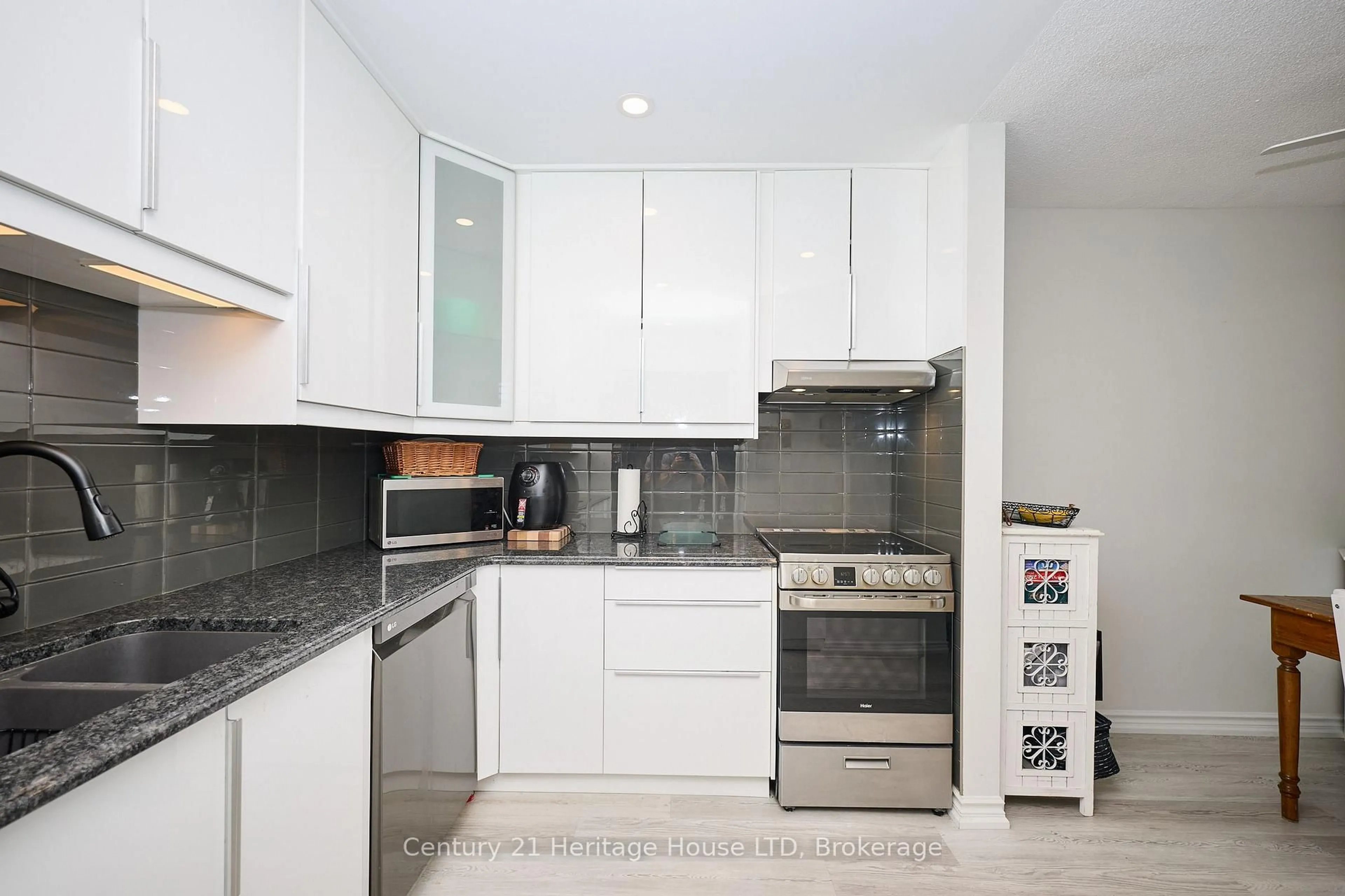 Standard kitchen, ceramic/tile floor for 226 Vansickle Rd #12, St. Catharines Ontario L2S 2S7