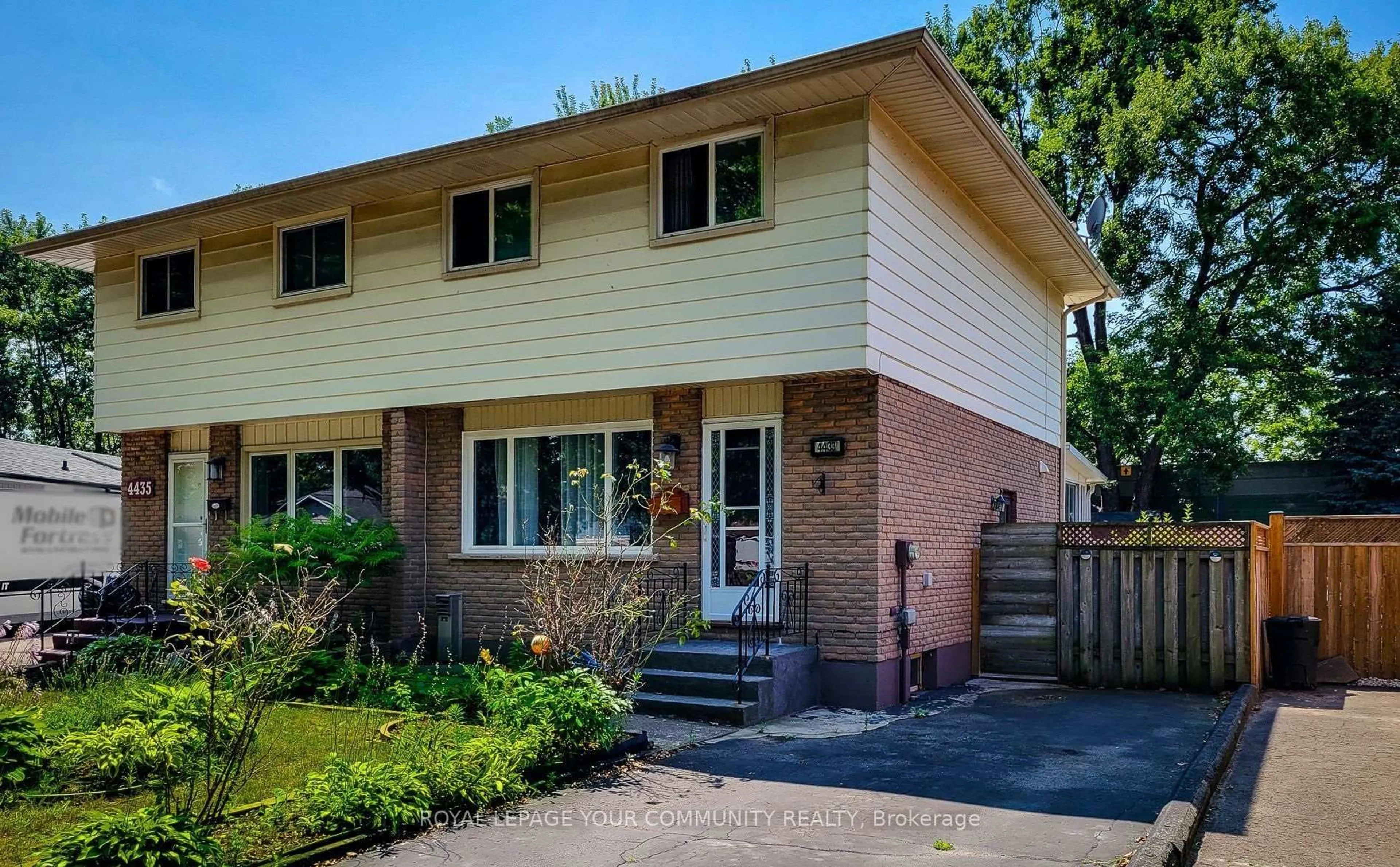 Home with brick exterior material, street for 4433 Meadowvale Dr, Niagara Falls Ontario L2E 5W8